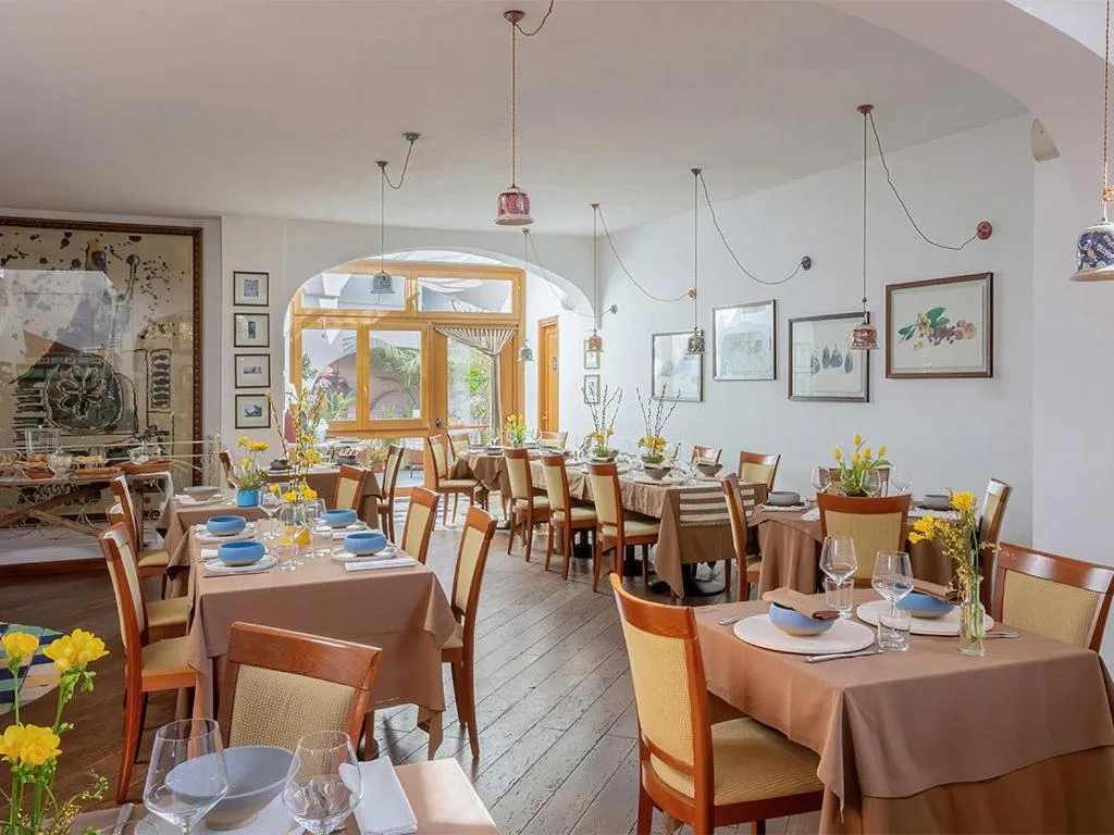 Restaurant/places to eat in Hotel Su Barchile