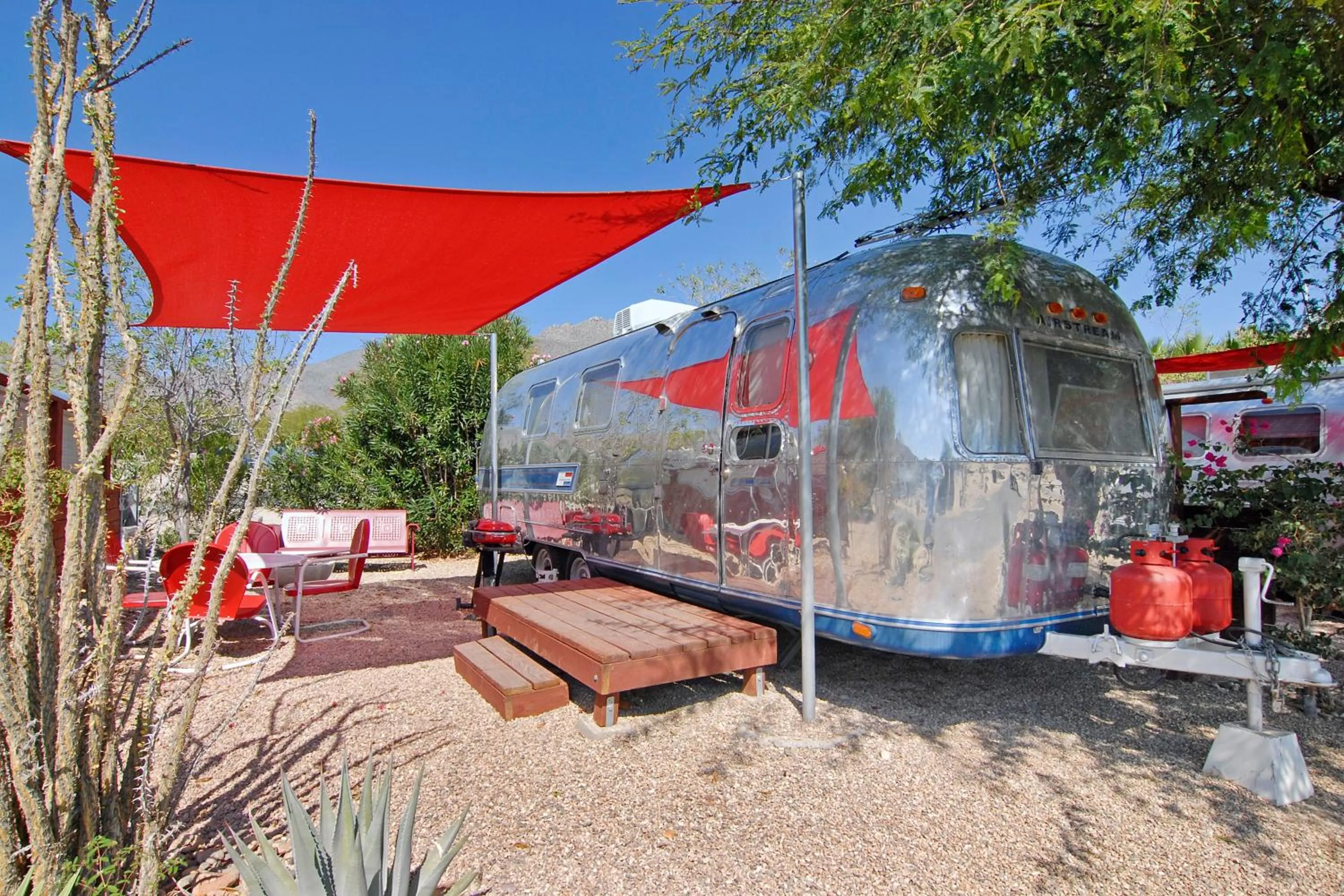 Vintage Airstream - Two Twin Beds in Palm Canyon Hotel and RV Resort