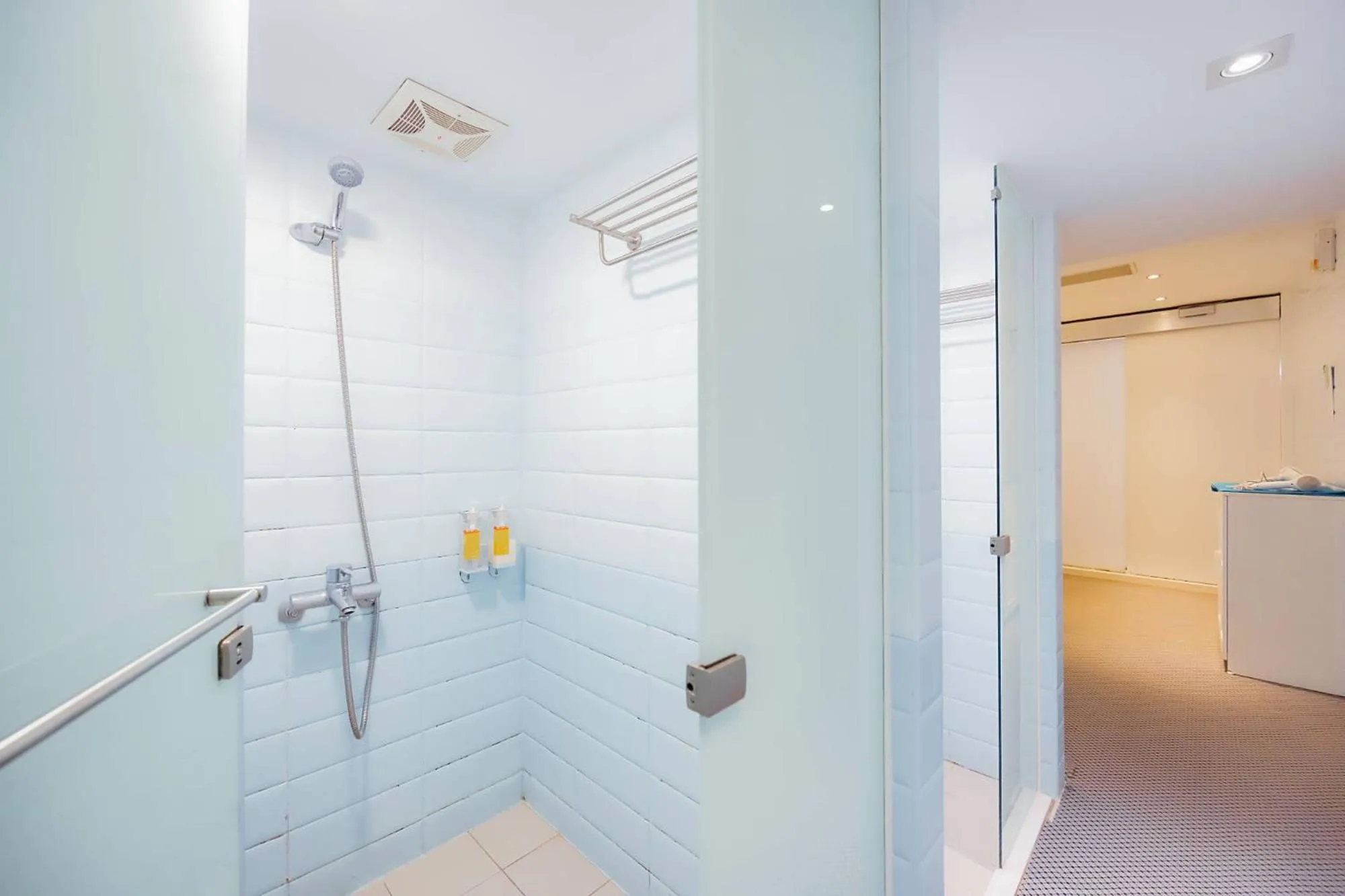 Shower in 苓旅松山館 Lininn Tapei Arena