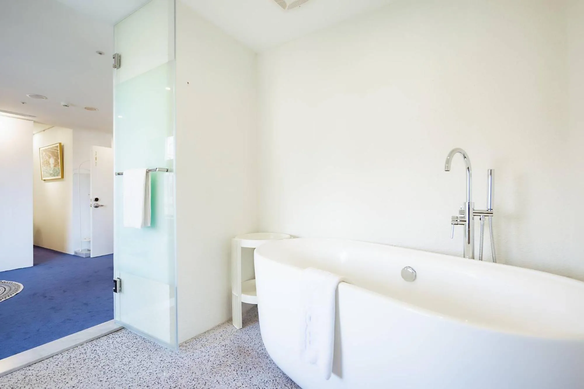 Bathroom, Bed in 苓旅松山館 Lininn Tapei Arena