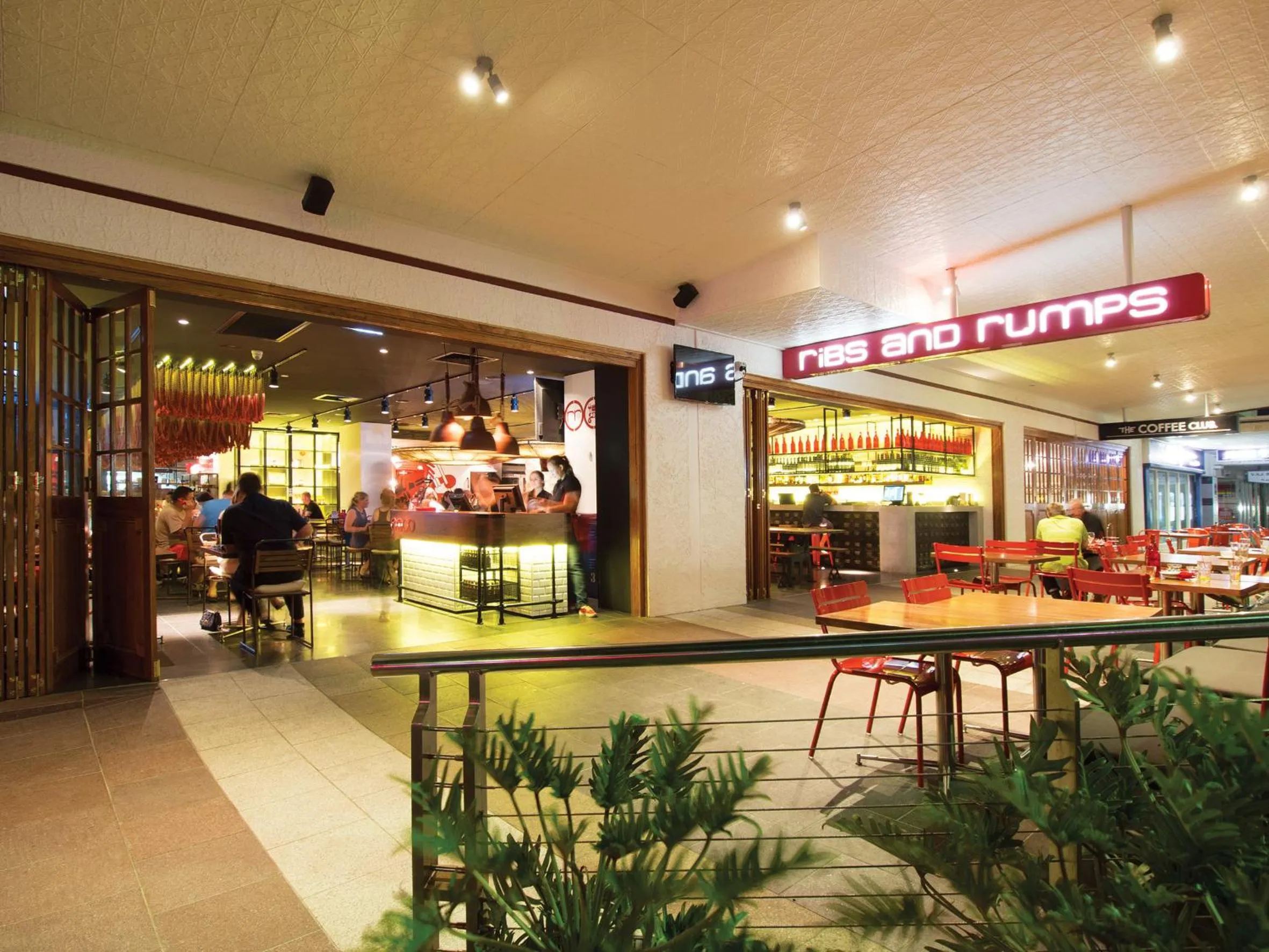 Restaurant/places to eat in Oaks Gladstone Grand Hotel