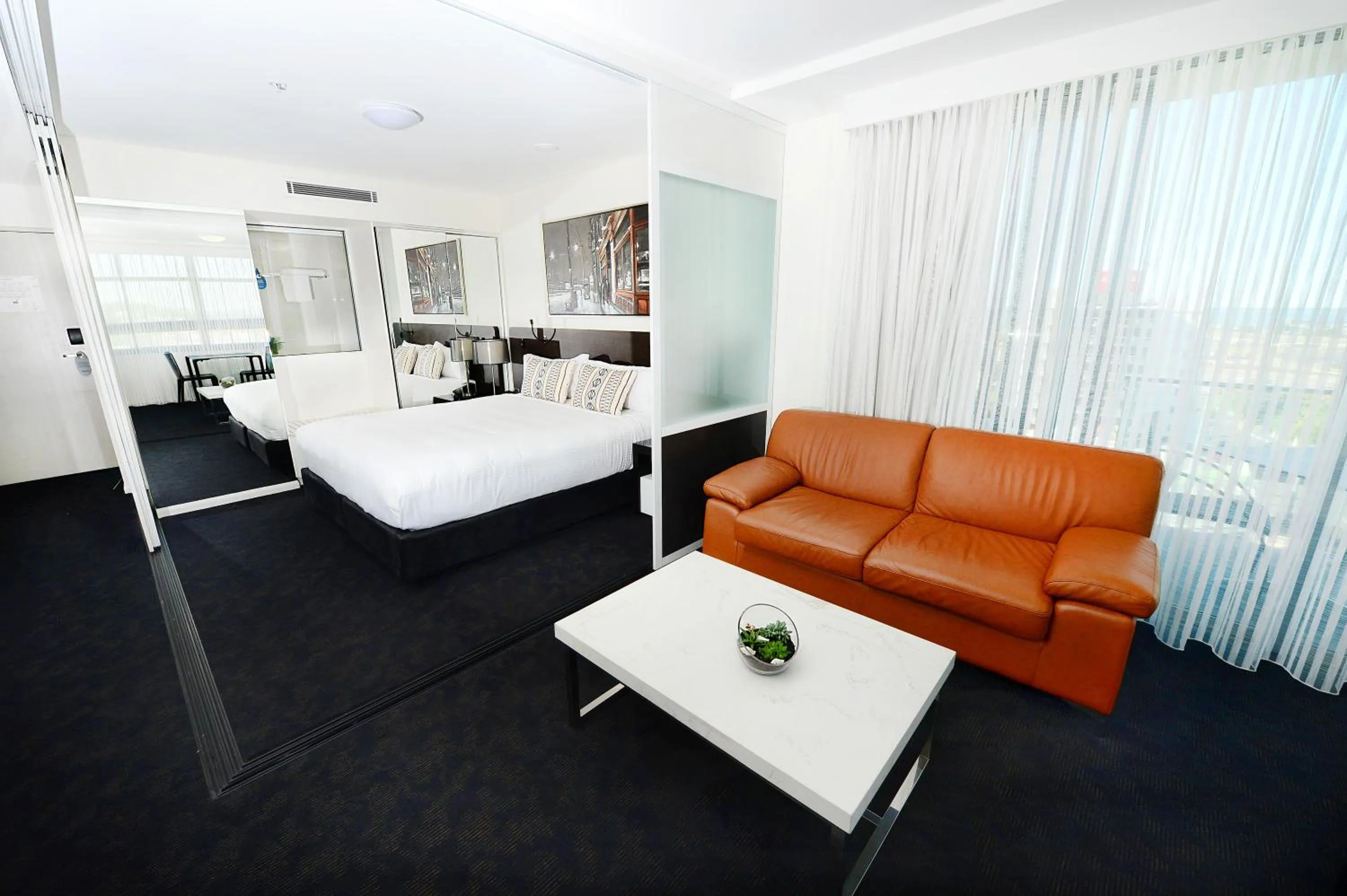 Living room, Bed in Oaks Gladstone Grand Hotel