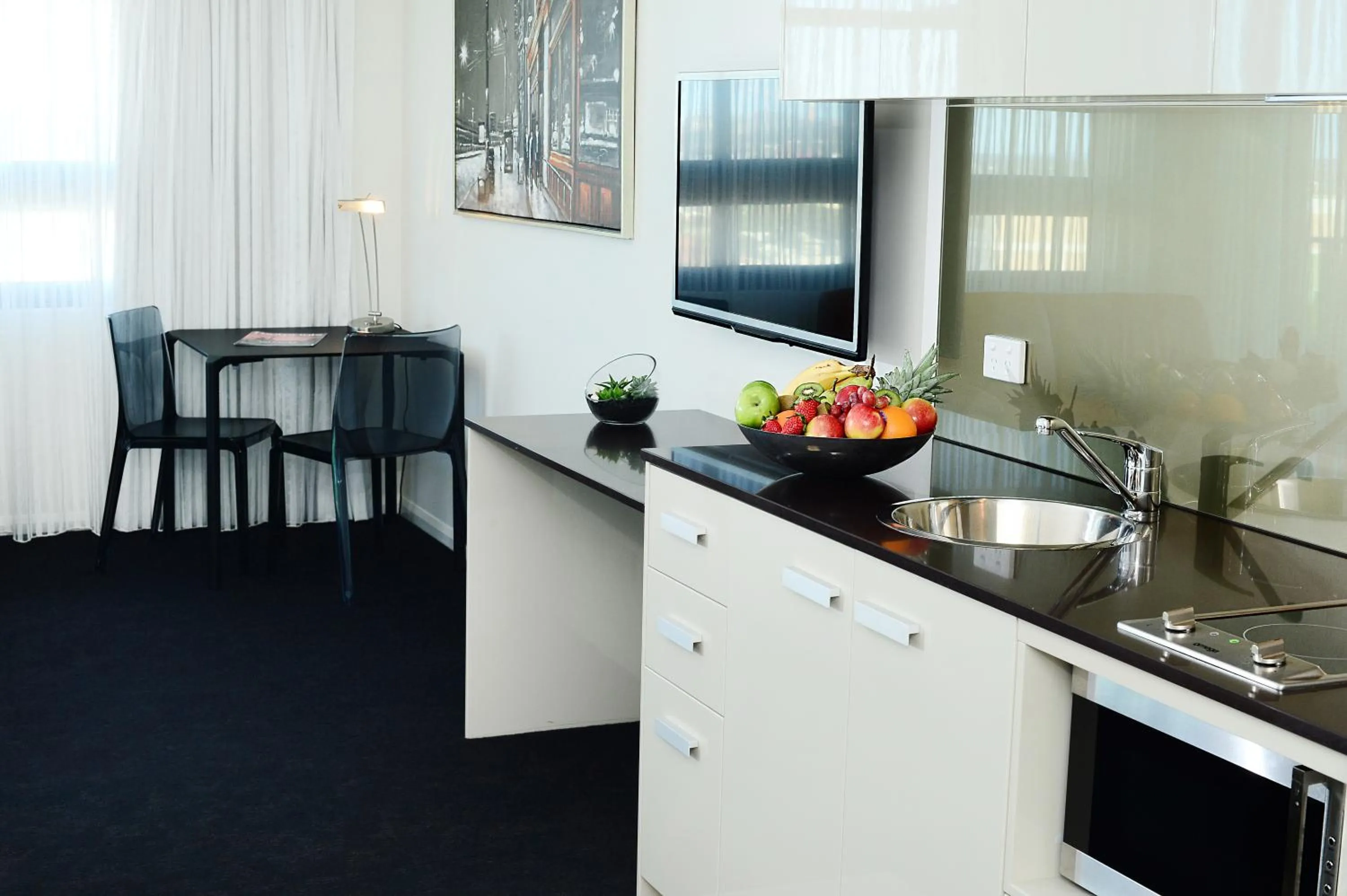 Kitchen or kitchenette in Oaks Gladstone Grand Hotel