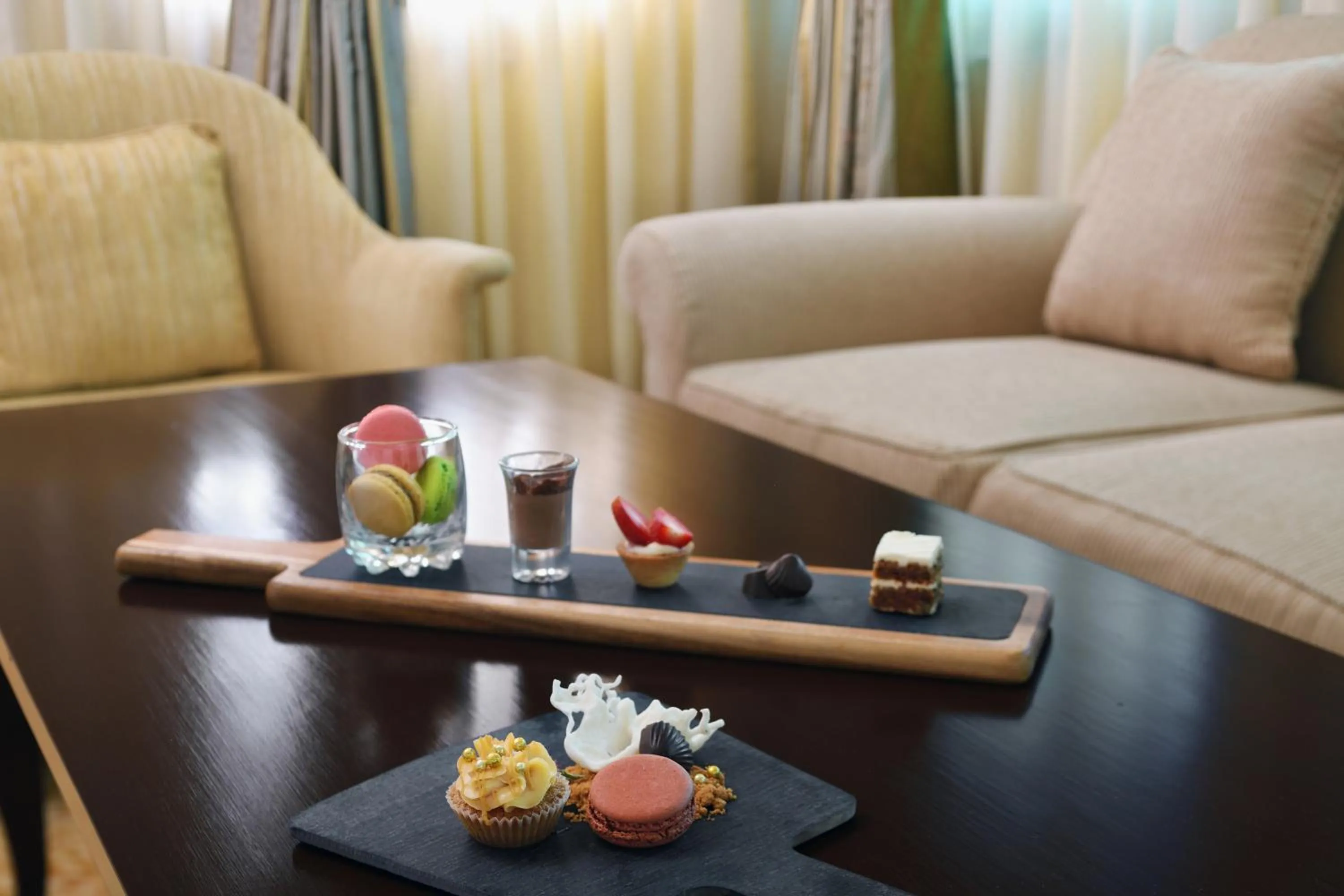 Living room in Mövenpick Hotel Karachi