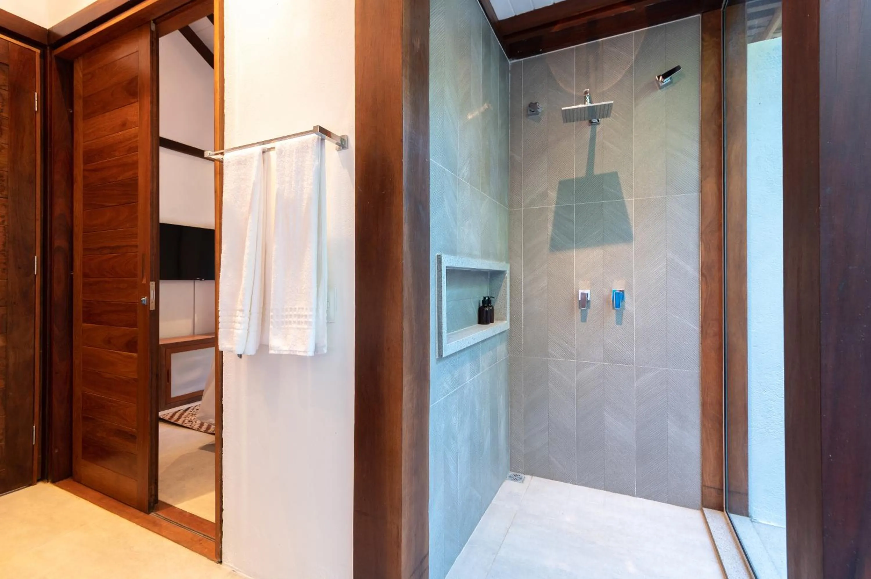 Bathroom, Bed in Colibri Beach Villas