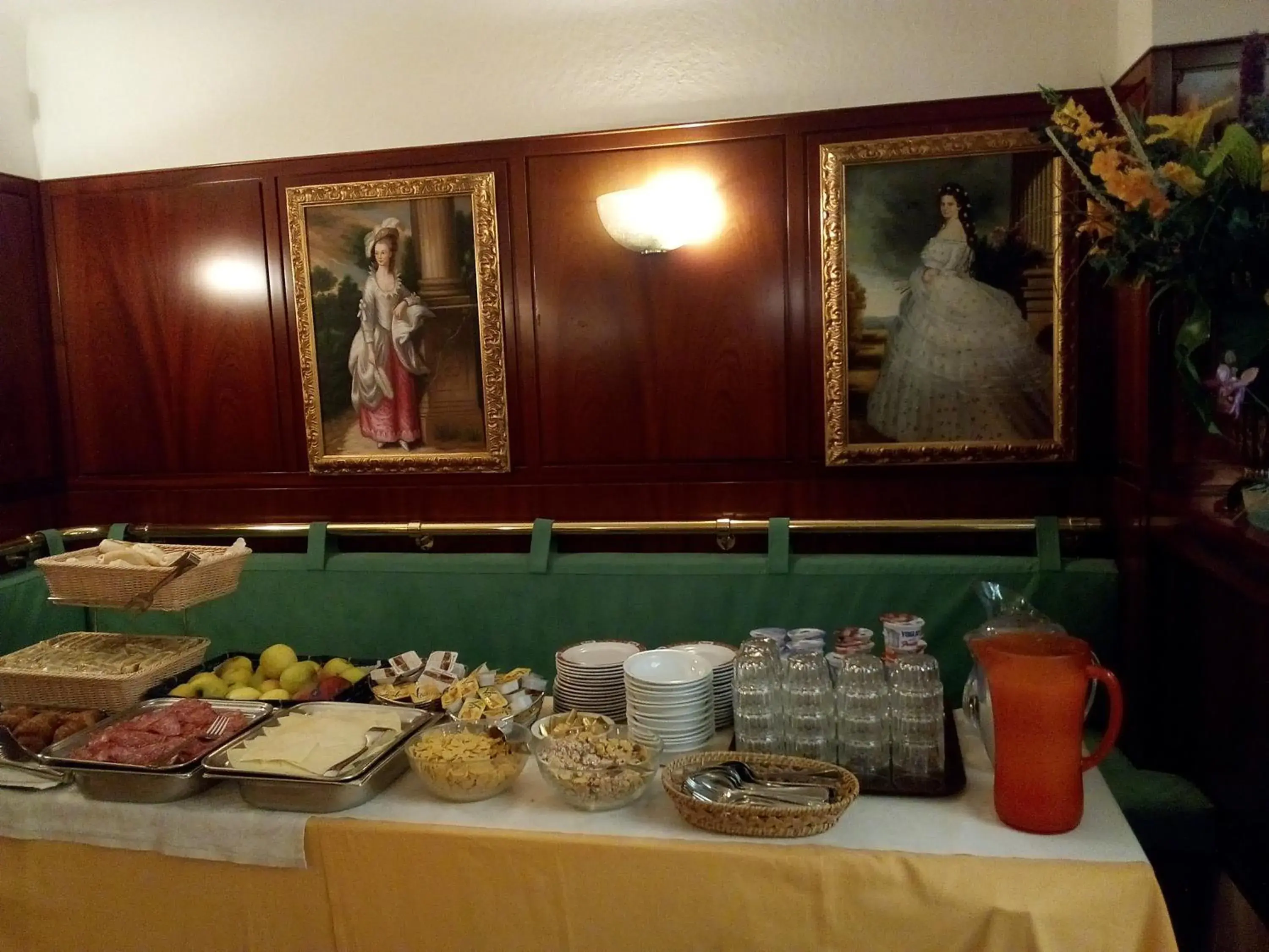 Restaurant/places to eat in Hotel Diana Restaurant/places to eat in Hotel Diana