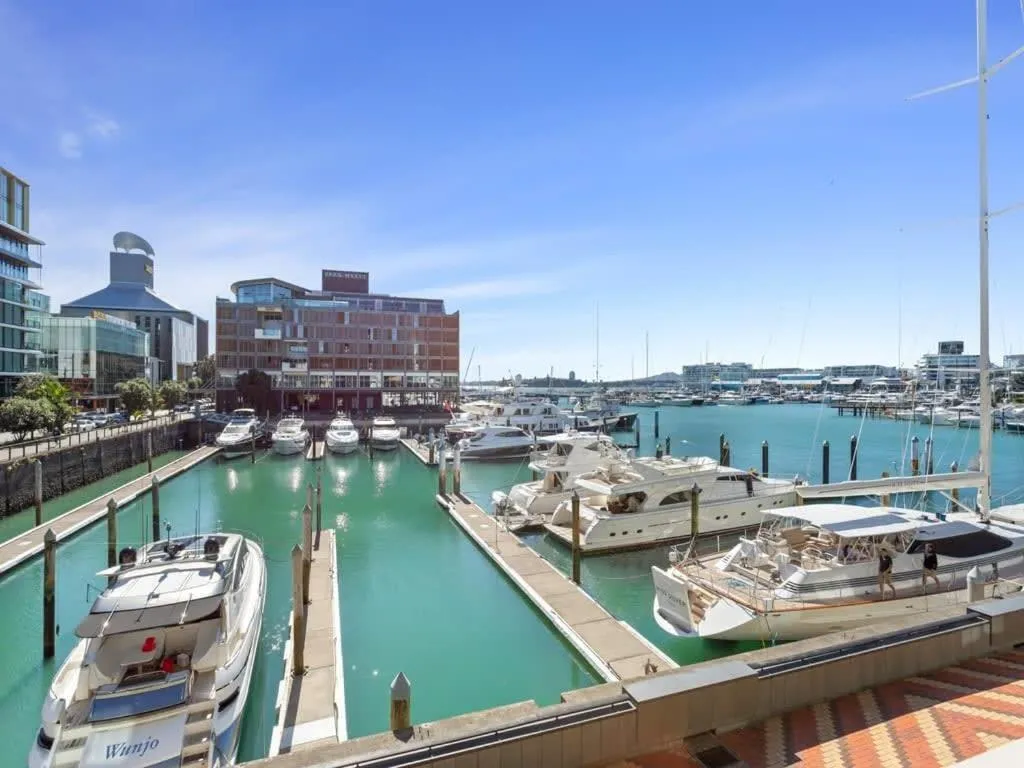 Gorgeous 2BR in Wynyard Quarter by Zodiak Stays