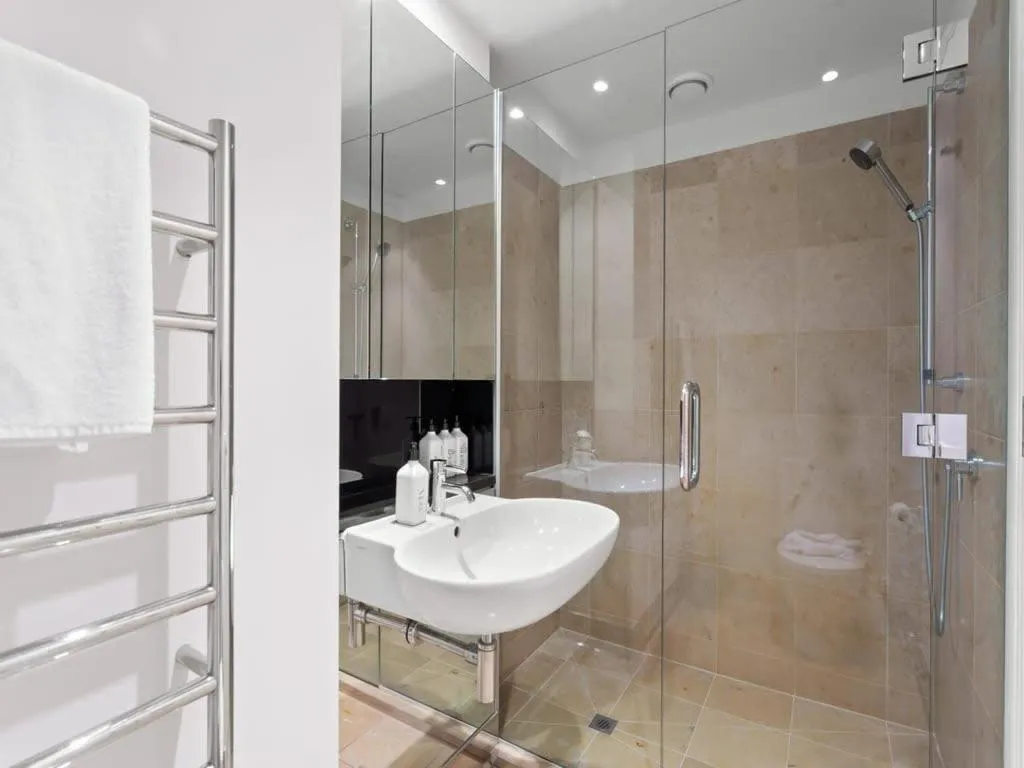 Gorgeous 2BR in Wynyard Quarter by Zodiak Stays