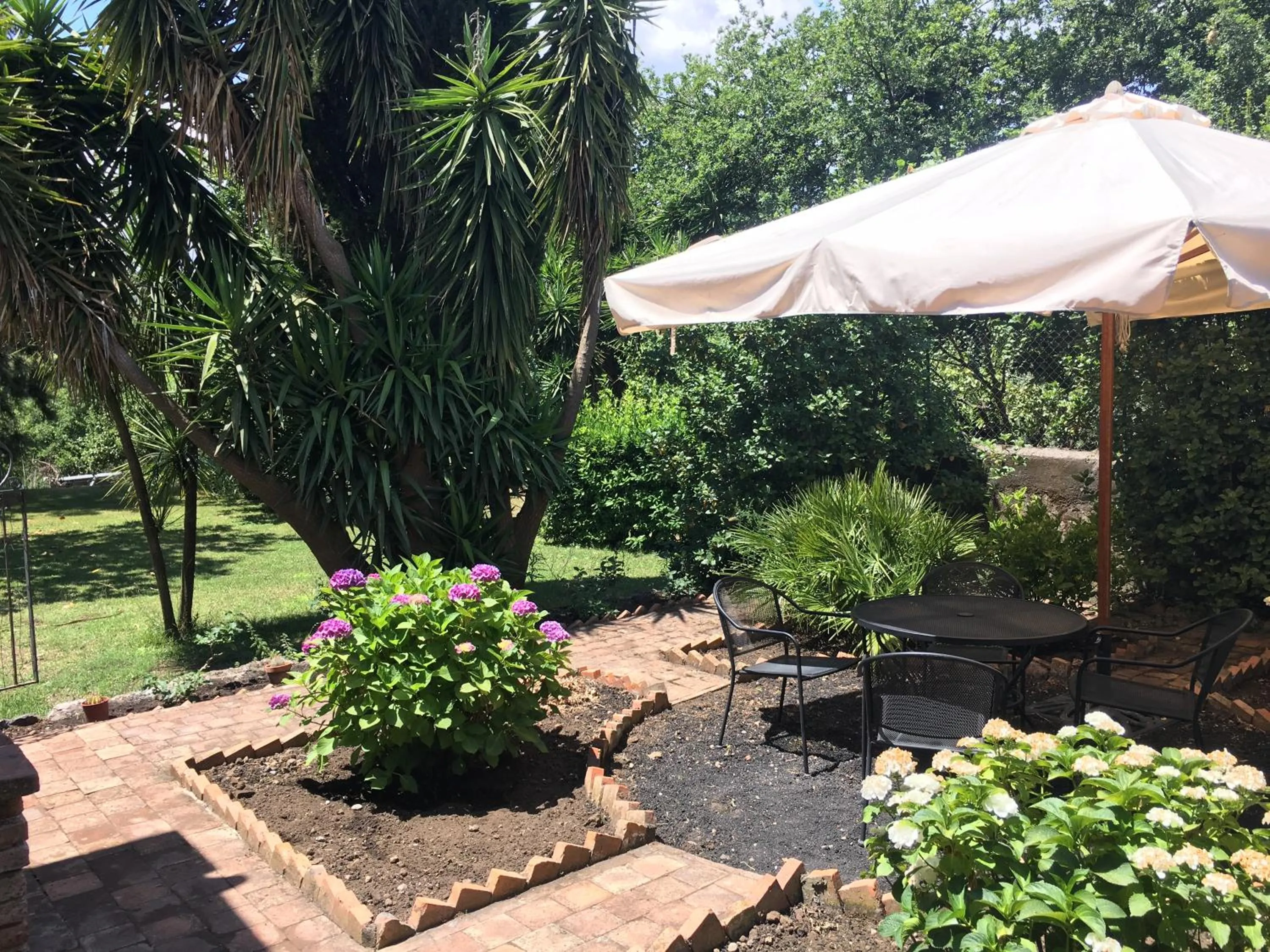 Garden in Bed and Breakfast Il Glicine