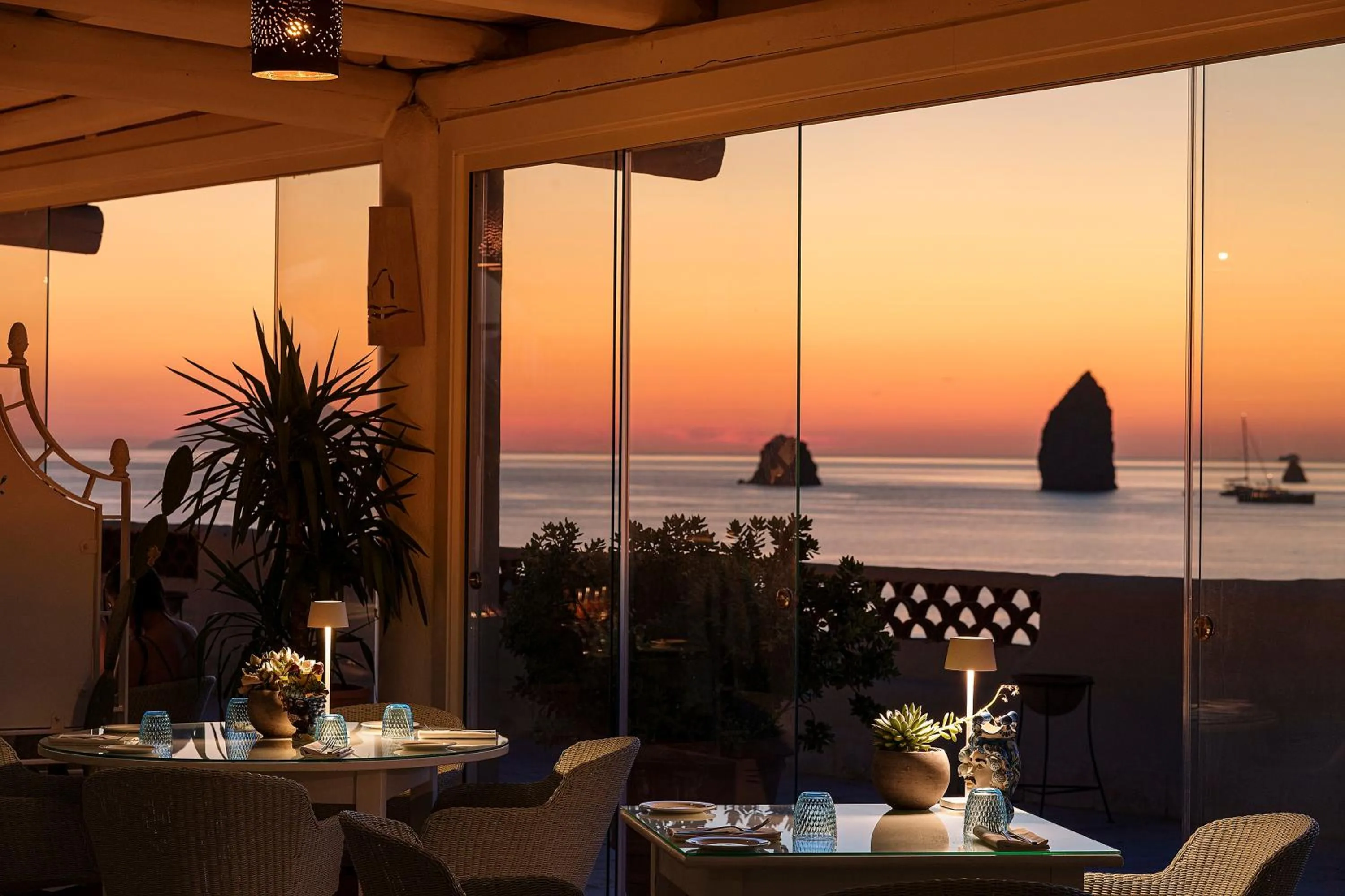 Restaurant/places to eat in Therasia Resort Sea and SPA - The Leading Hotels of the World