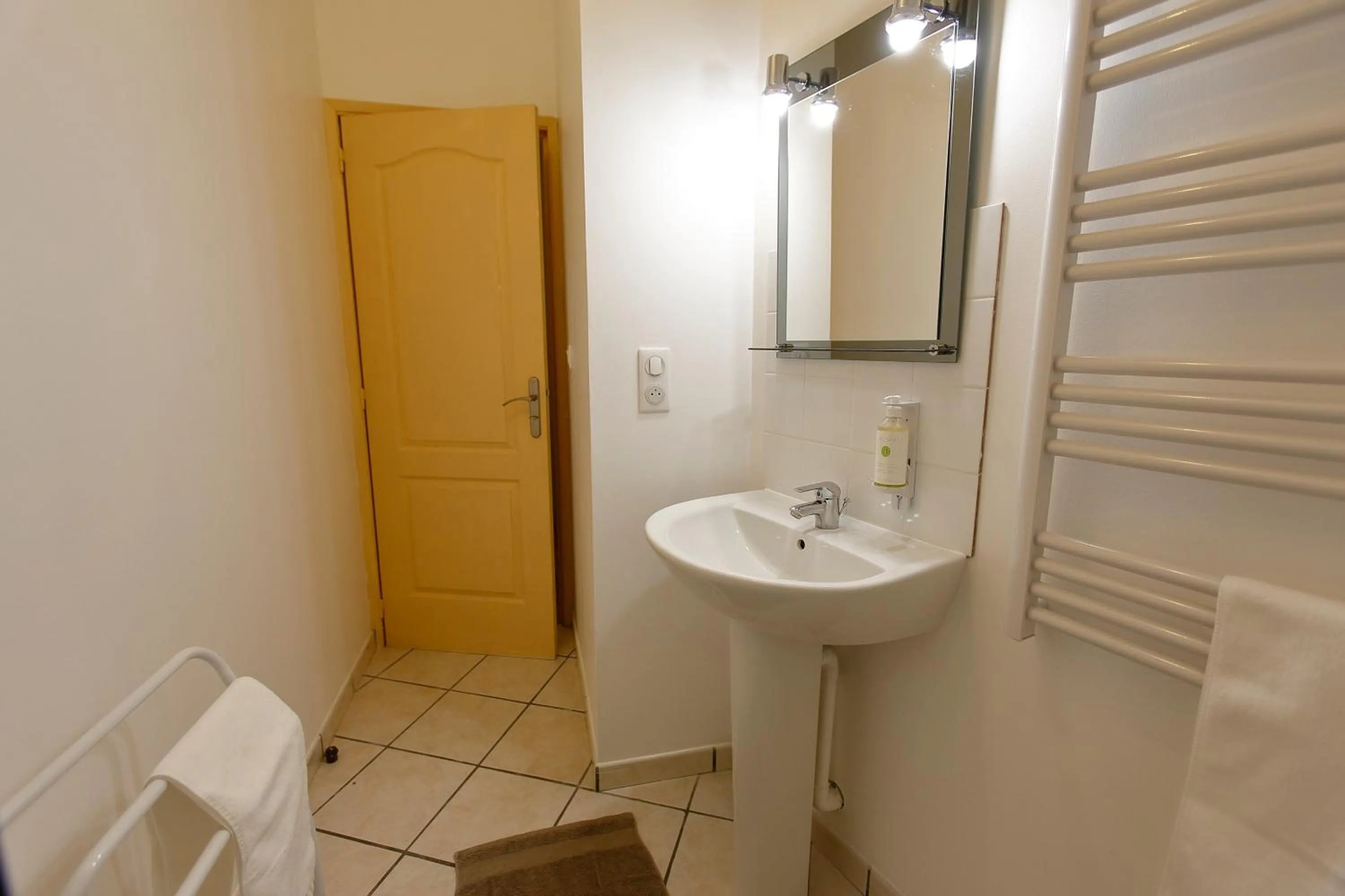 Toilet in Appart'Hôtel de la Tour