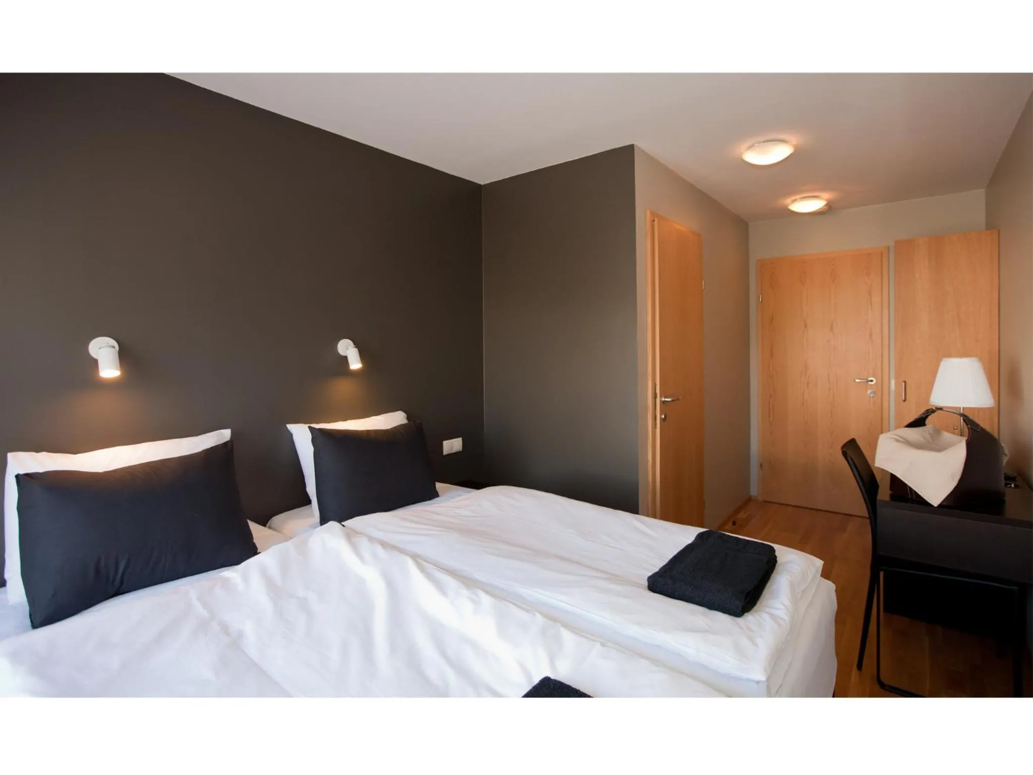 Standard Double or Twin Room with Square View and Private Bathroom in Torg Guest House