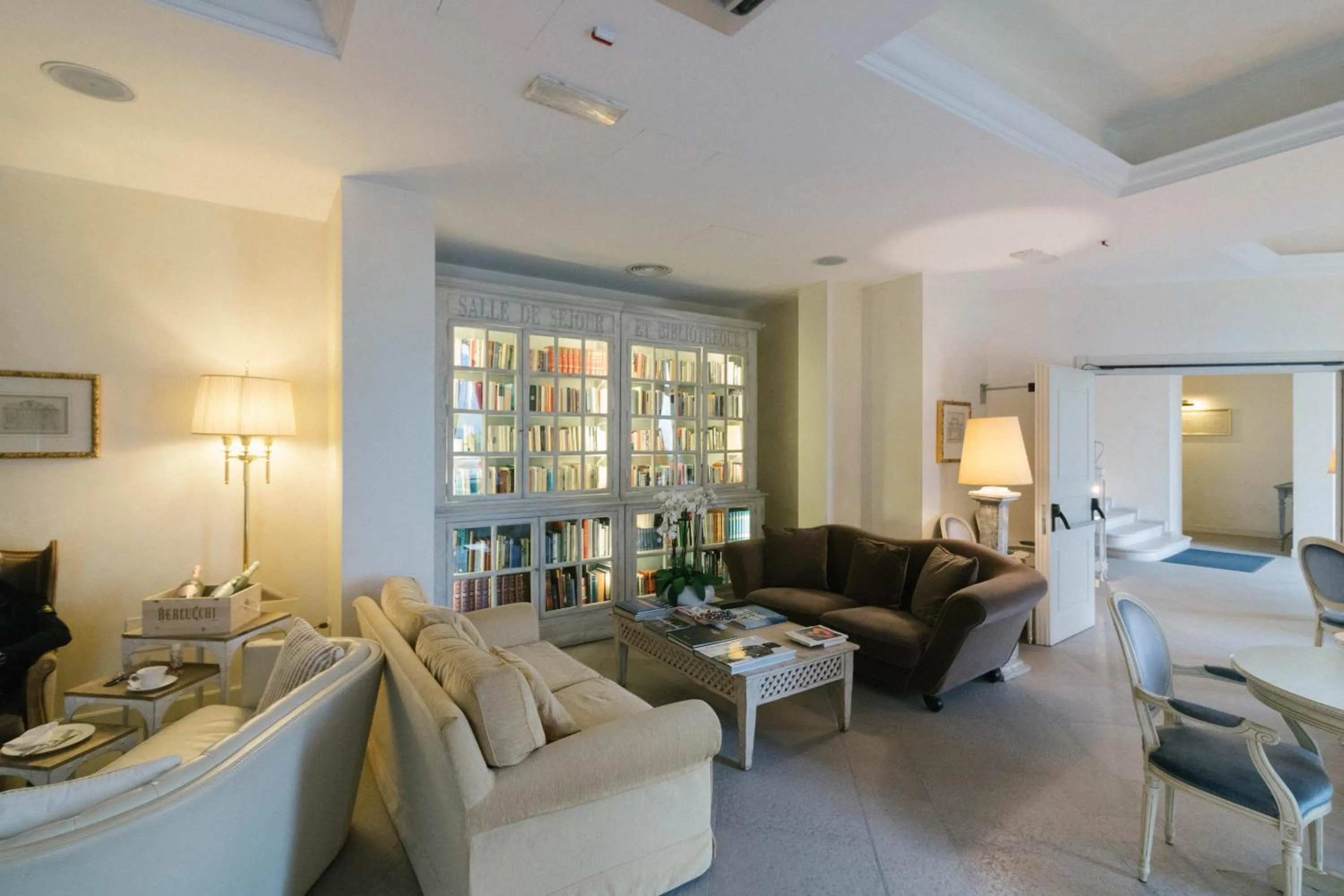 Communal lounge/ TV room in Hotel Rivalago