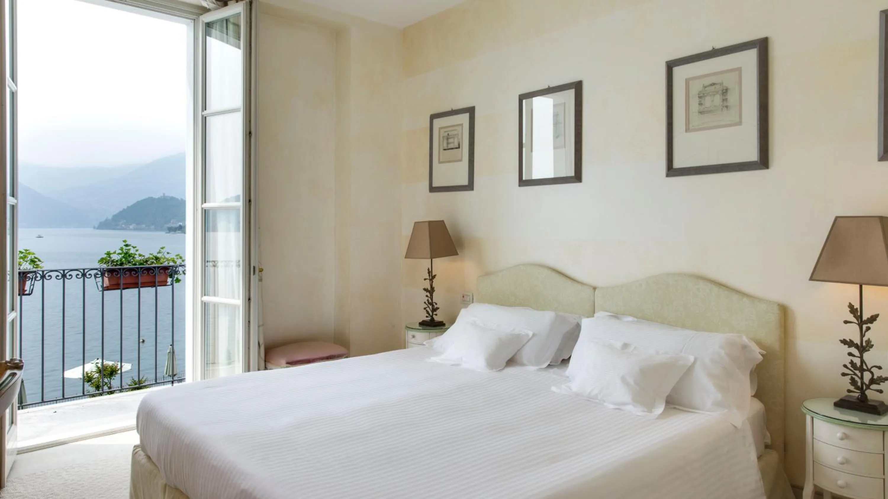 Lake view, Bed in Hotel Rivalago