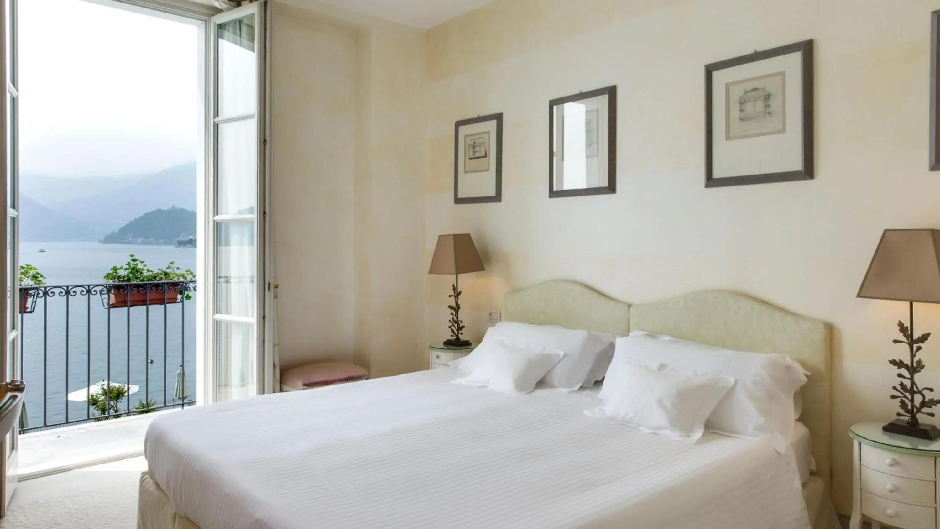 Lake view, Bed in Hotel Rivalago Lake view, Bed in Hotel Rivalago