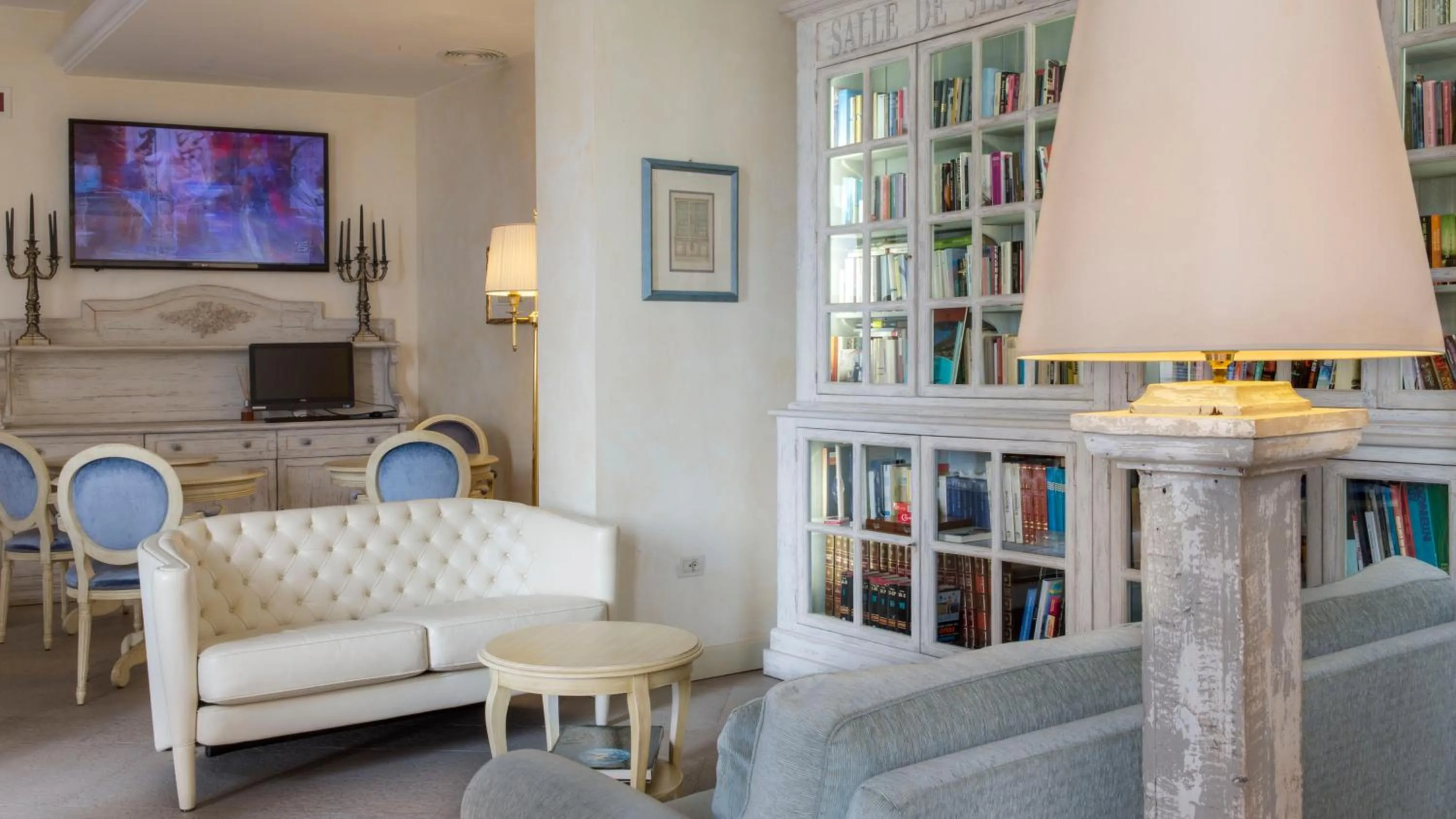 Library in Hotel Rivalago