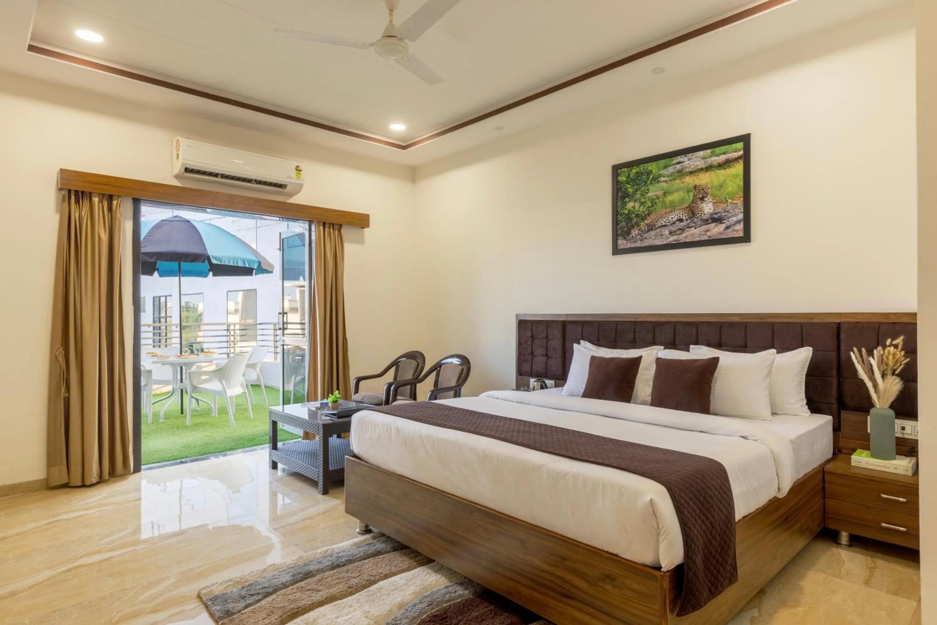 Photo of the whole room, Bed in Sun Stone Hotel & Club - Jawai