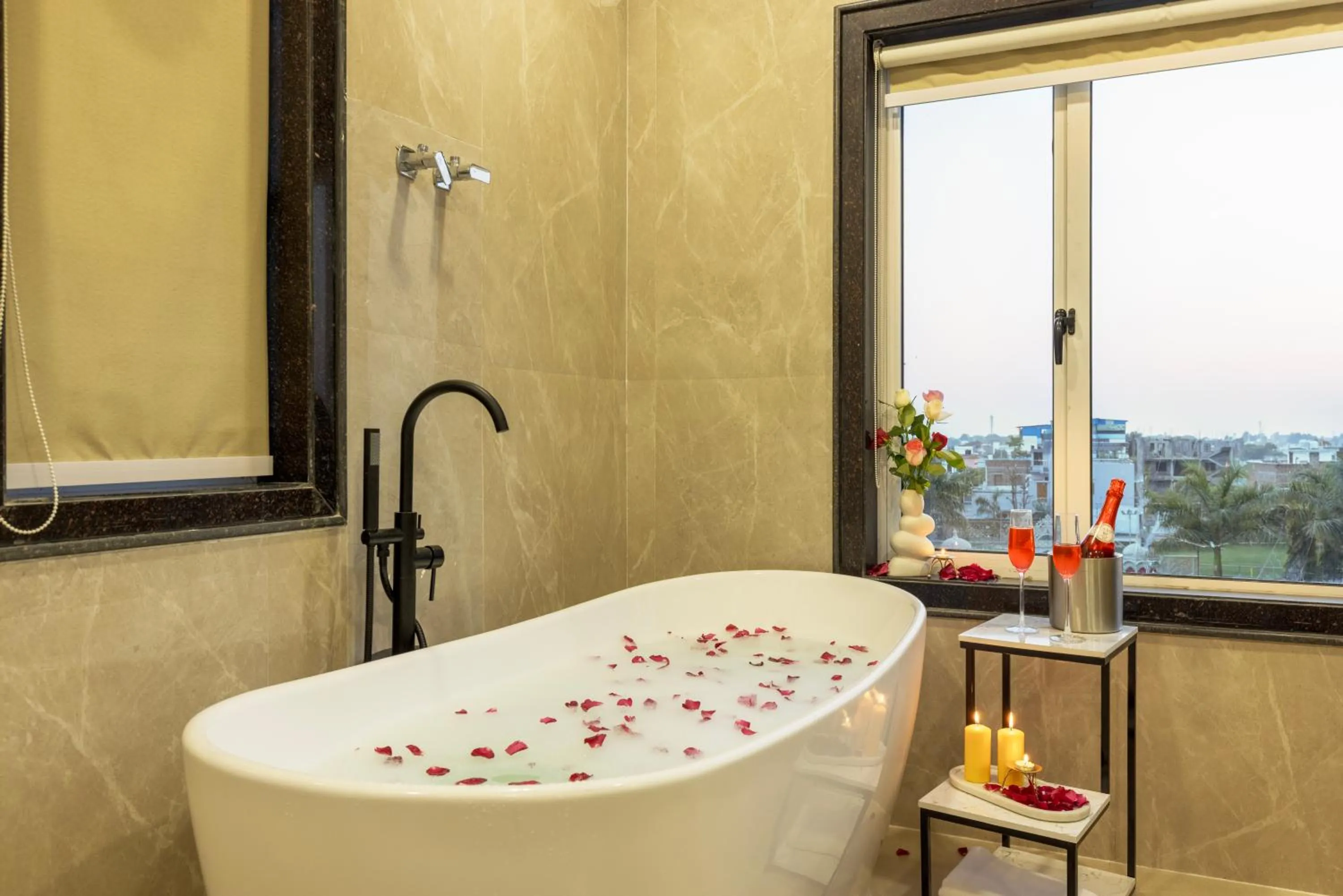 Bath in Sun Stone Hotel & Club - Jawai