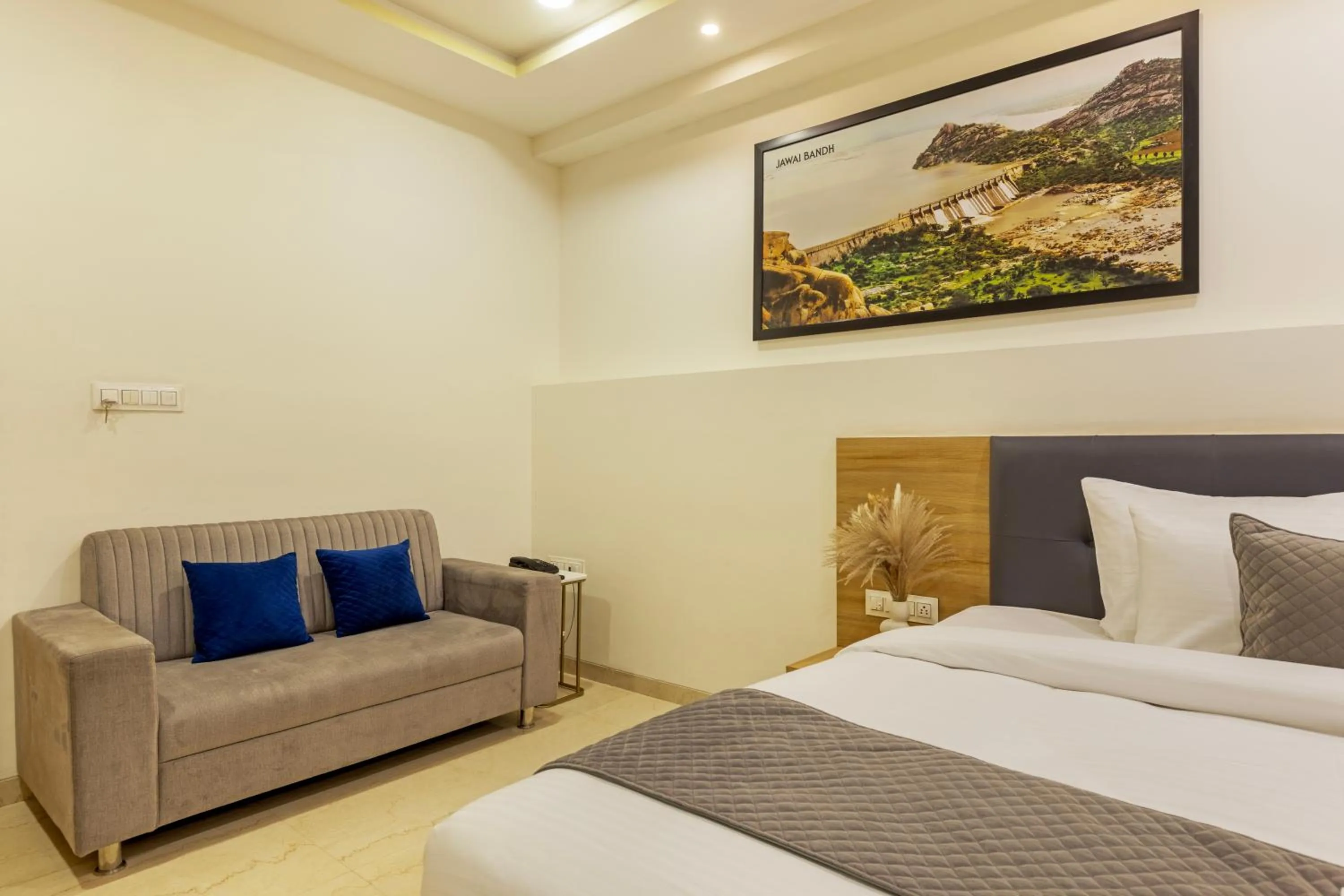 Photo of the whole room, Bed in Sun Stone Hotel & Club - Jawai