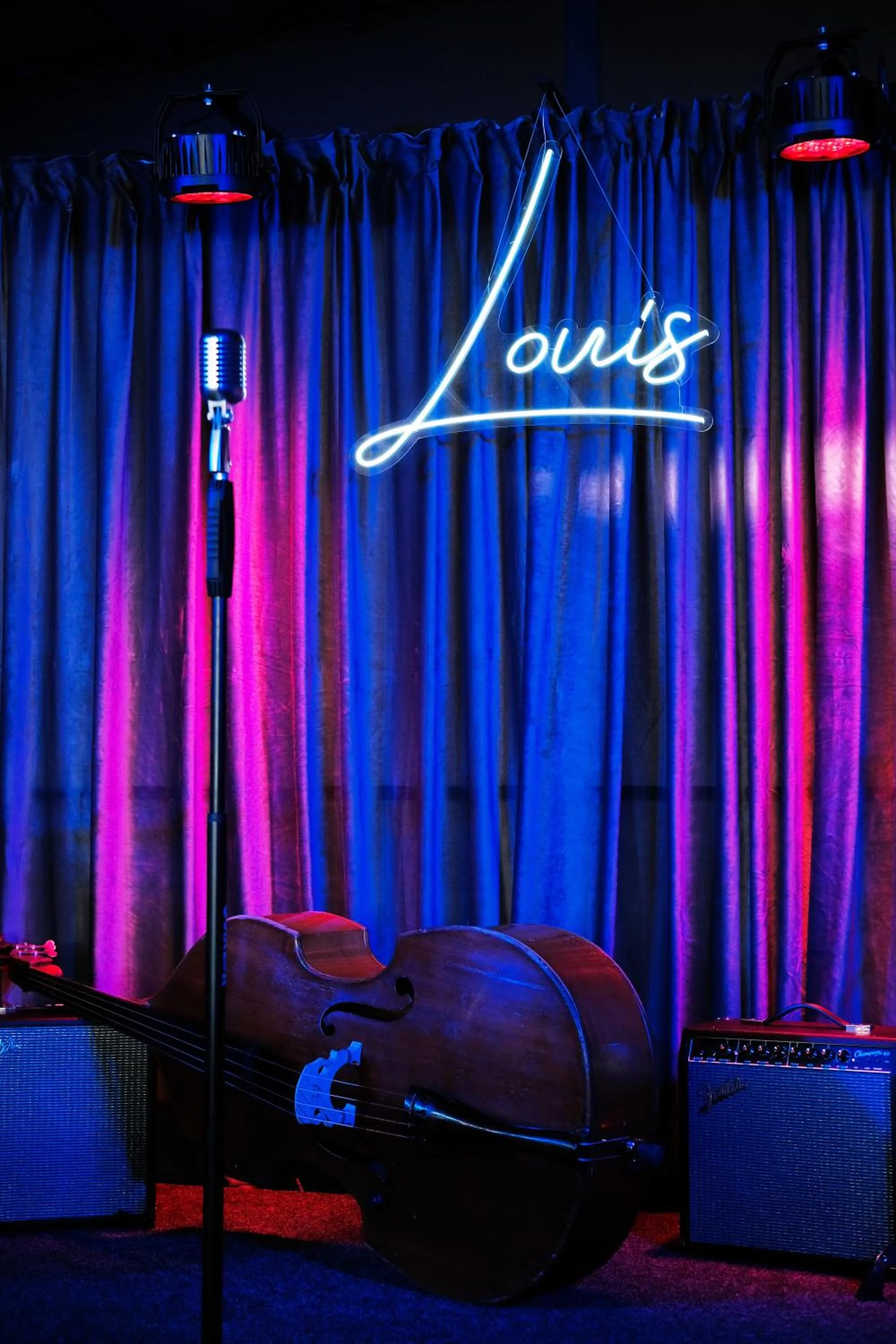 Restaurant/places to eat in Hotel Monarch