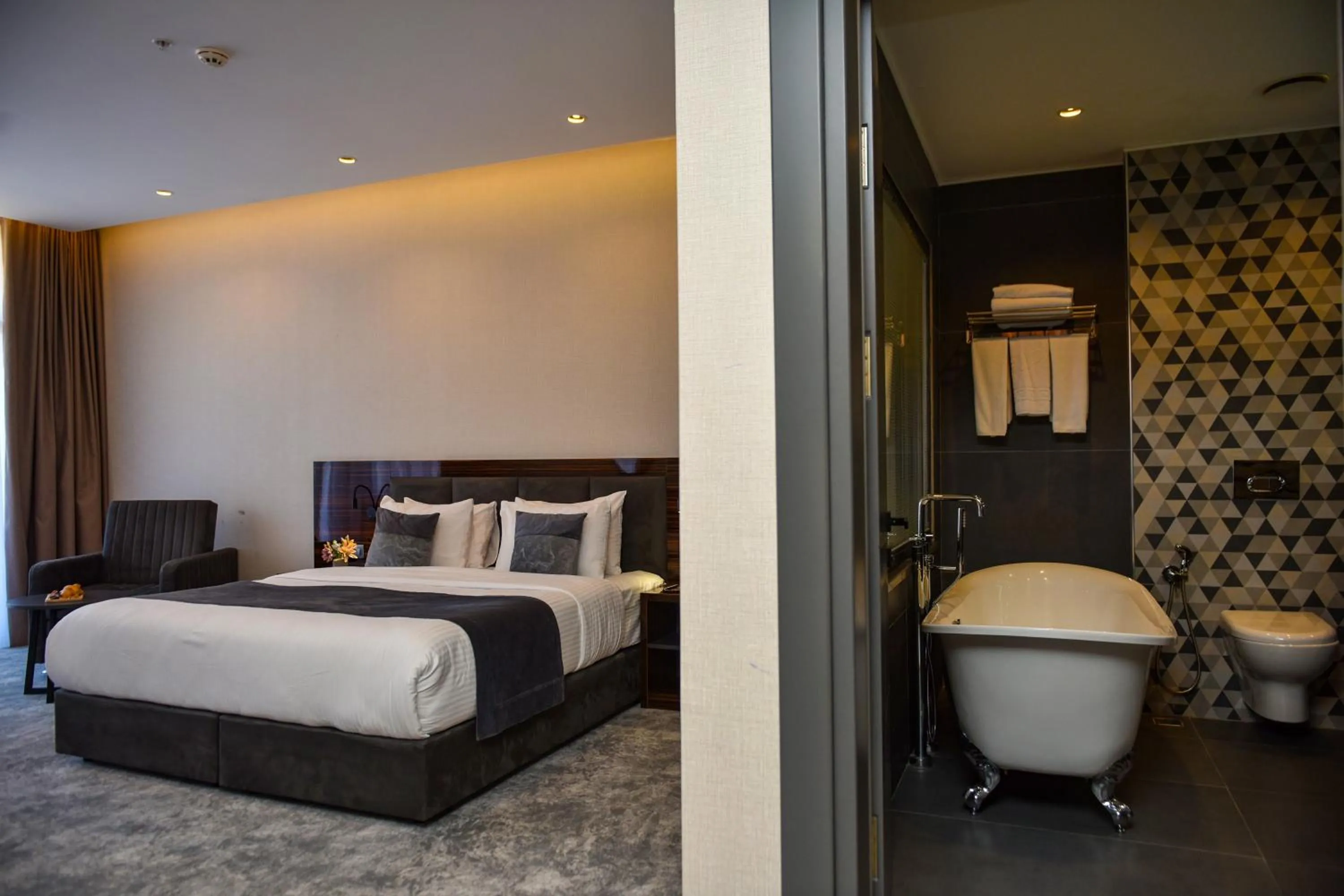 Bathroom, Bed in Hotel Monarch