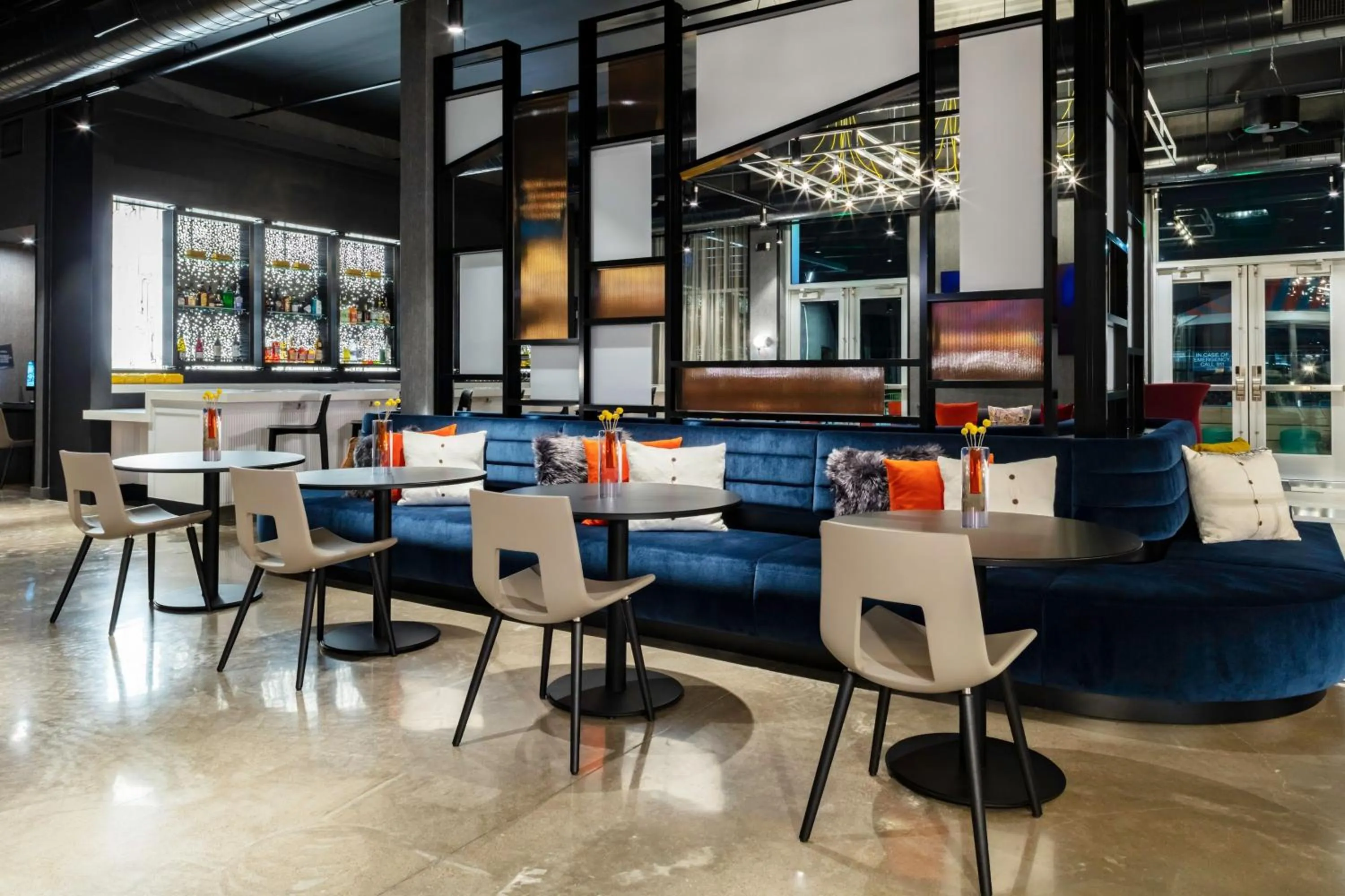 Lounge or bar in Aloft Dallas Arlington South