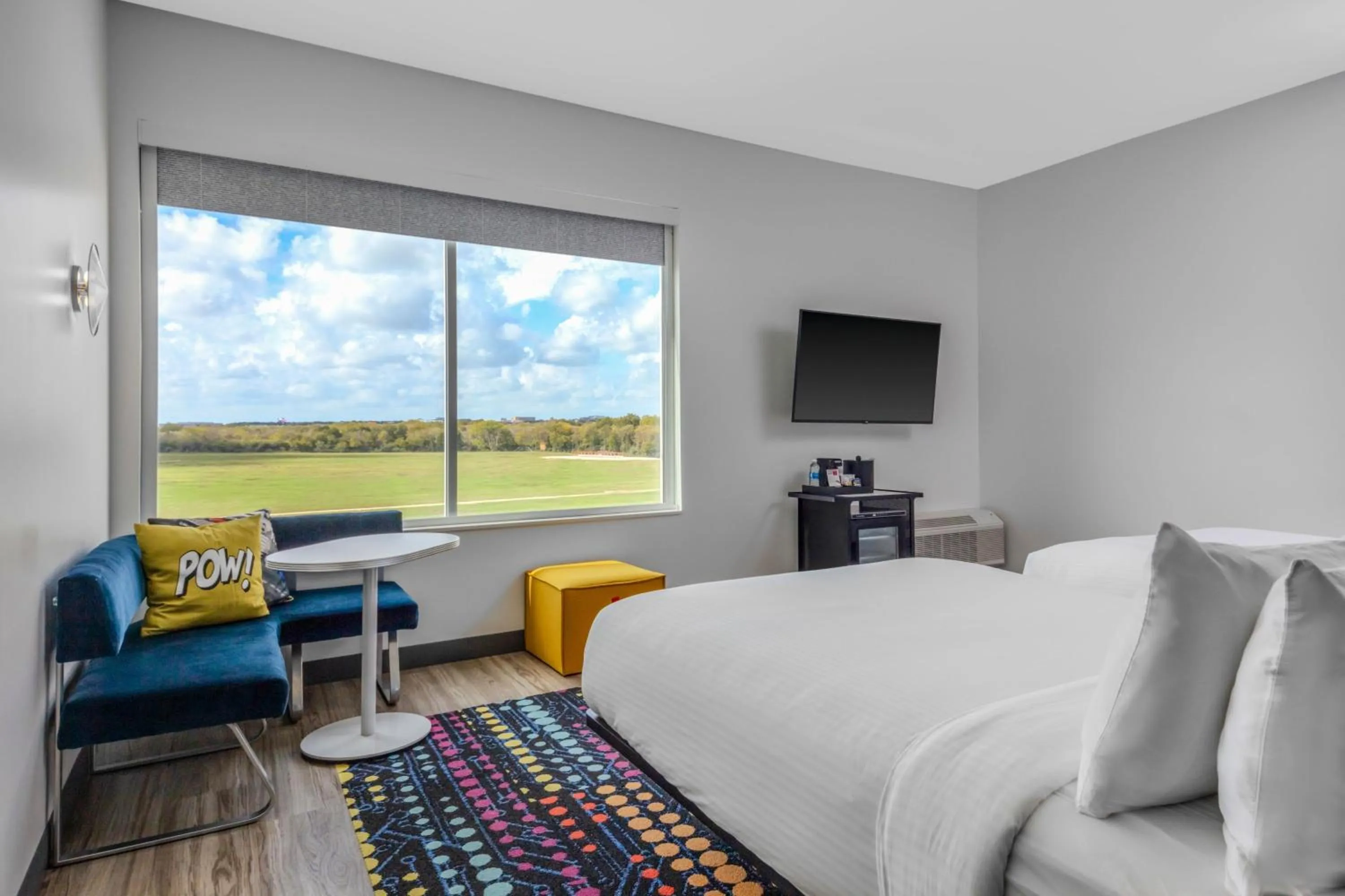 Photo of the whole room, Bed in Aloft Dallas Arlington South