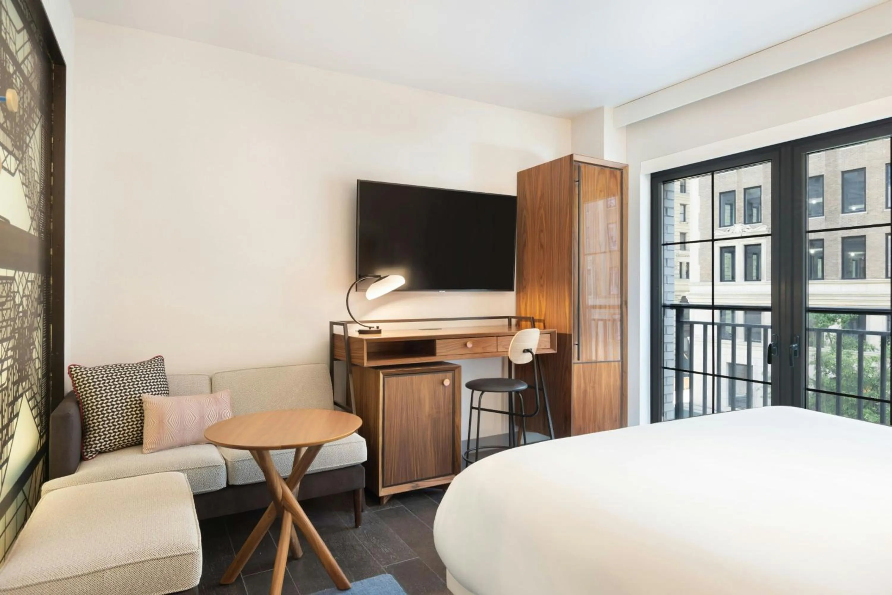 Photo of the whole room, Bed in Le Meridien New York, Fifth Avenue