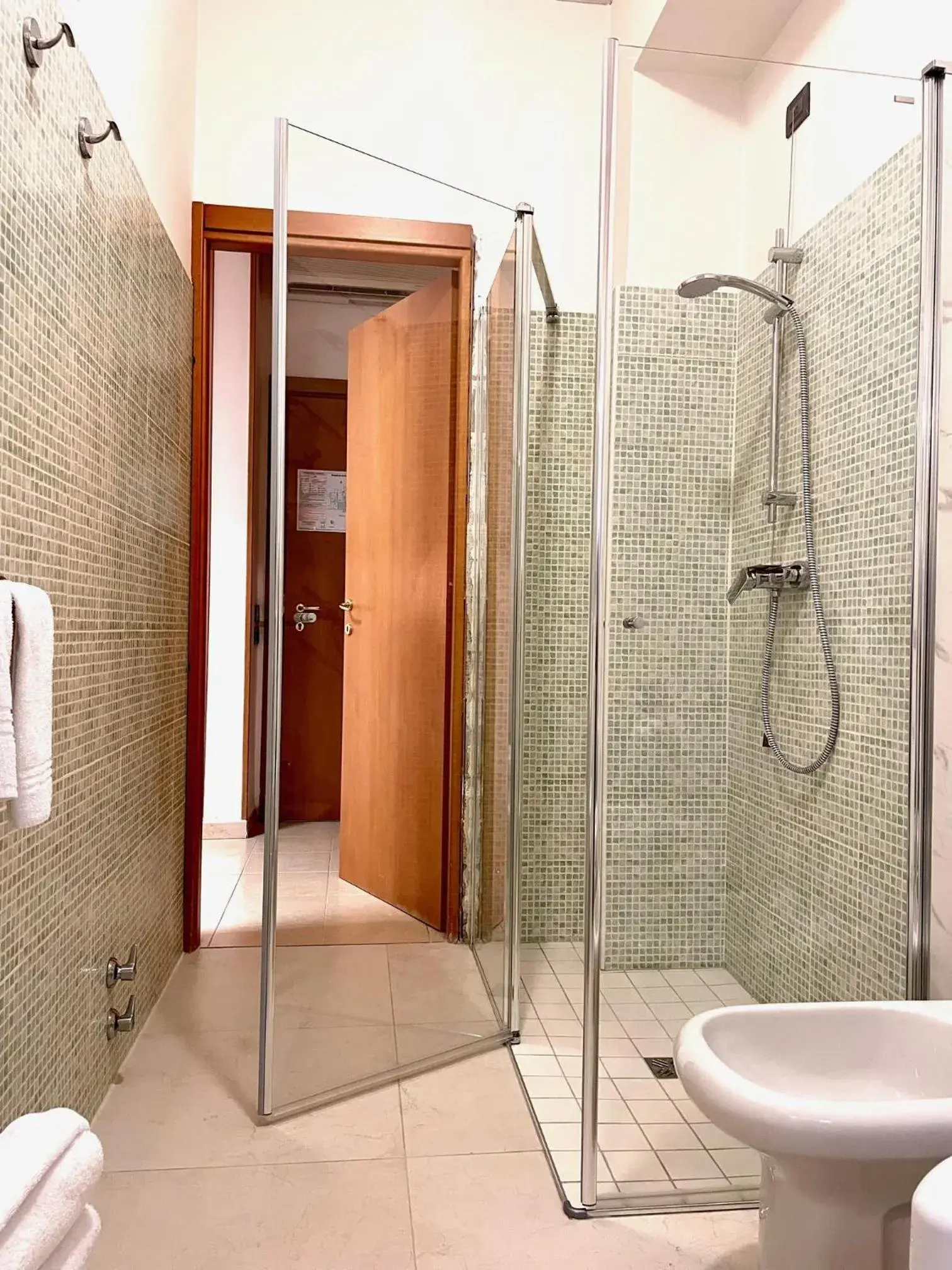 Bathroom in Hotel Leonardo Bathroom in Hotel Leonardo