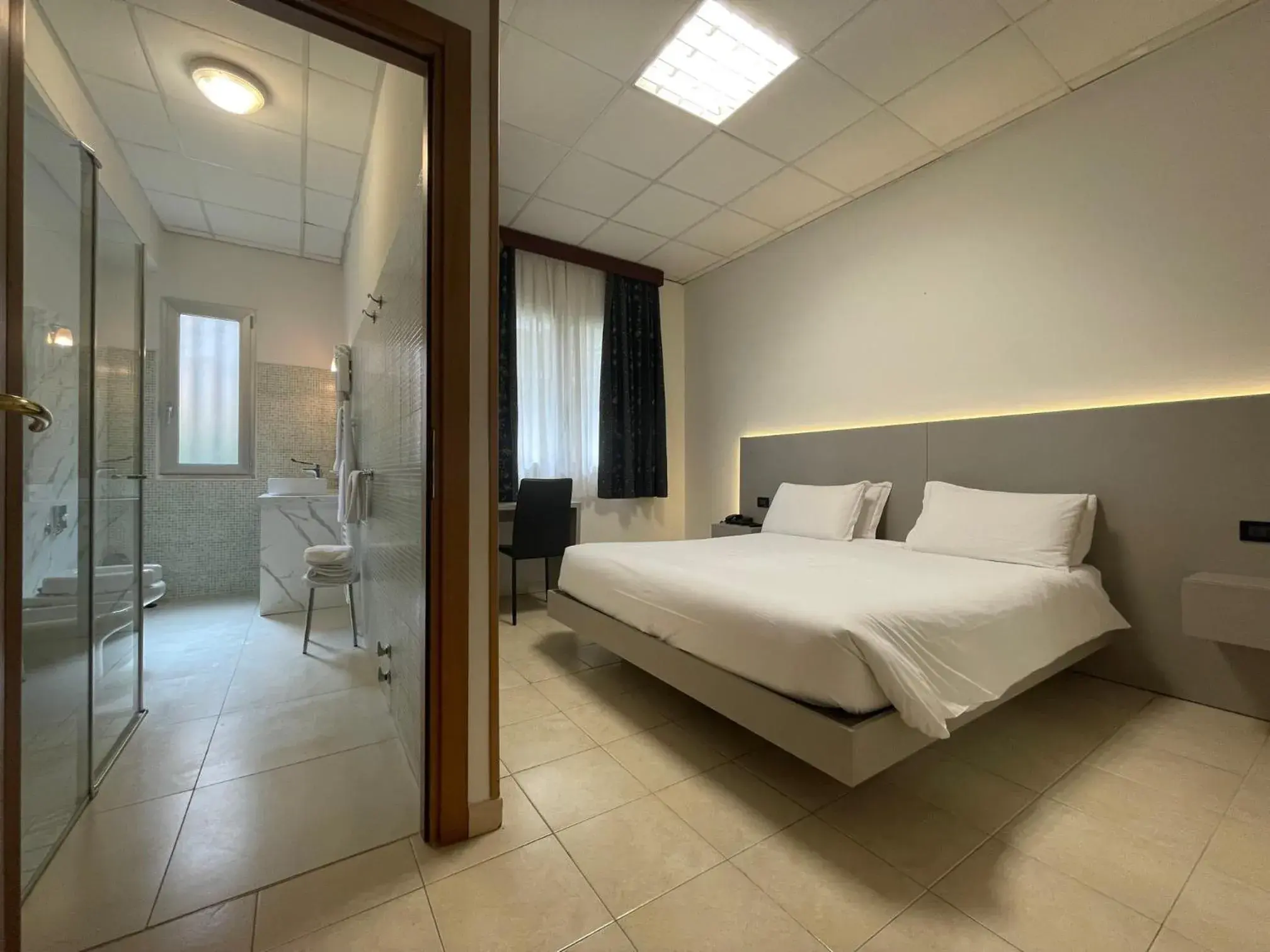 Shower, Bed in Hotel Leonardo Shower, Bed in Hotel Leonardo