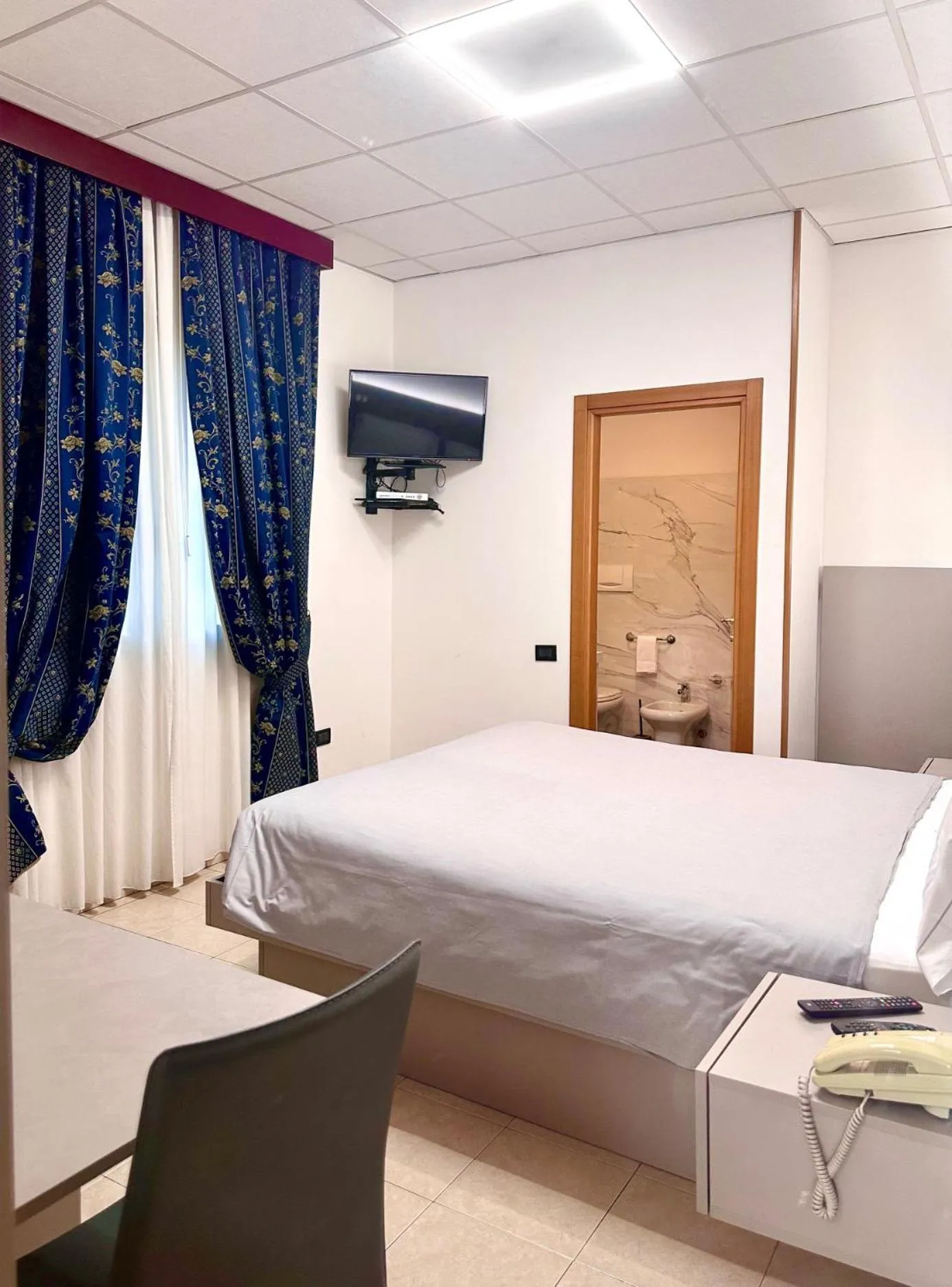 Bed in Hotel Leonardo