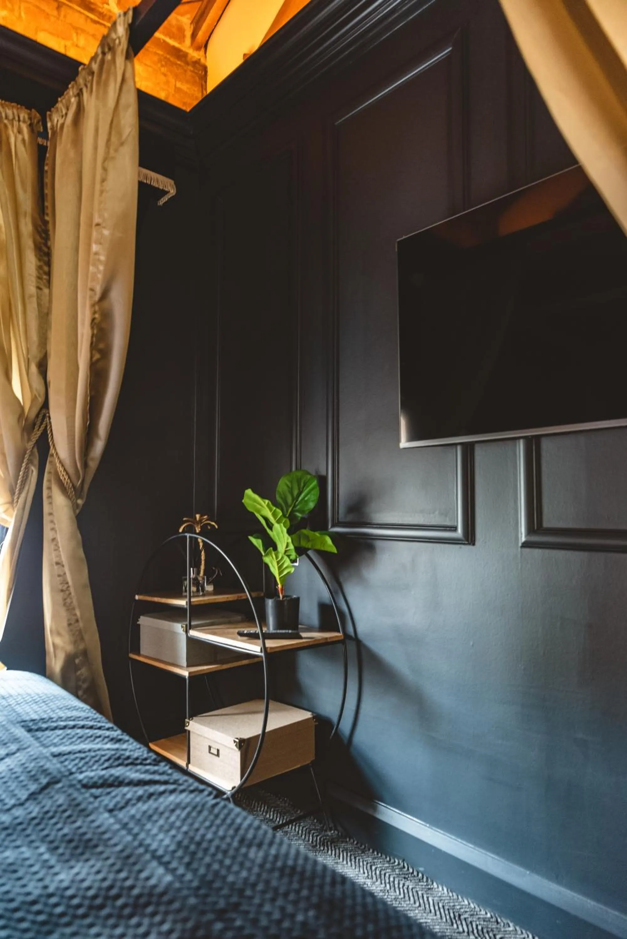 TV and multimedia, Bed in Impossible Motel