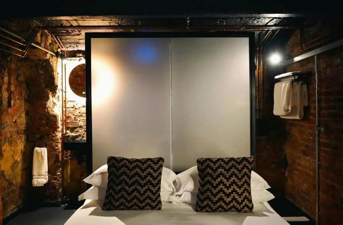 Bedroom, Bed in Impossible Motel