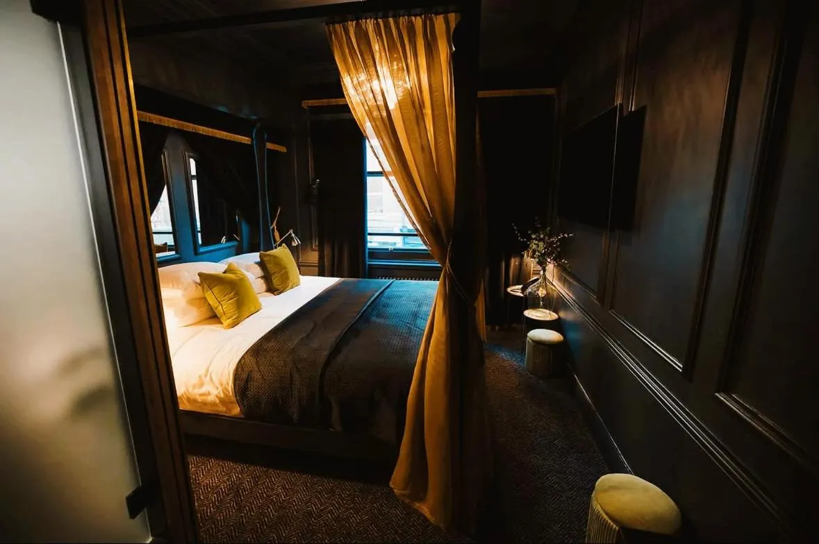 Bedroom, Bed in Impossible Motel