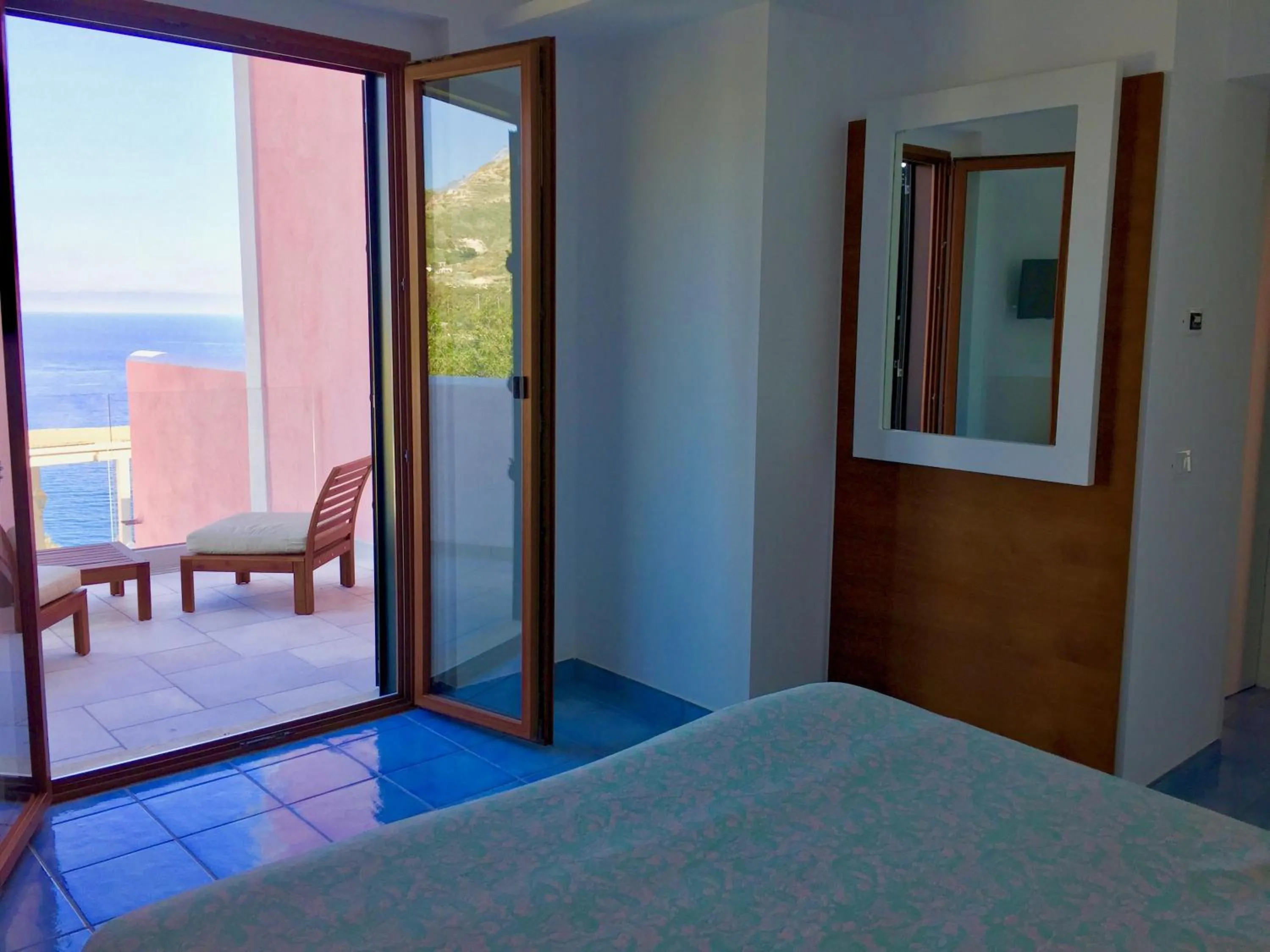 Balcony/Terrace, Bed in Hotel Torre Sant'Angelo