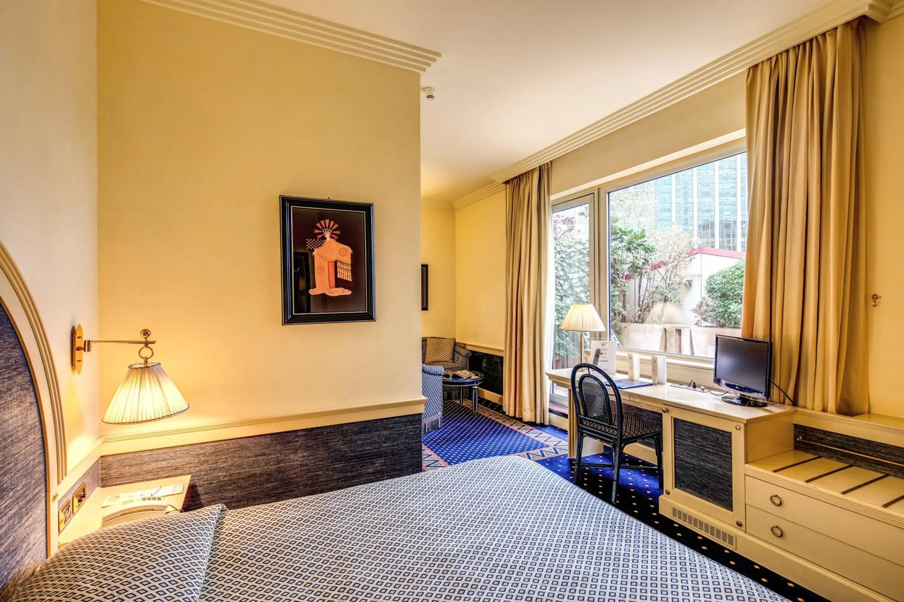 TV and multimedia, Bed in Hotel Auriga TV and multimedia, Bed in Hotel Auriga