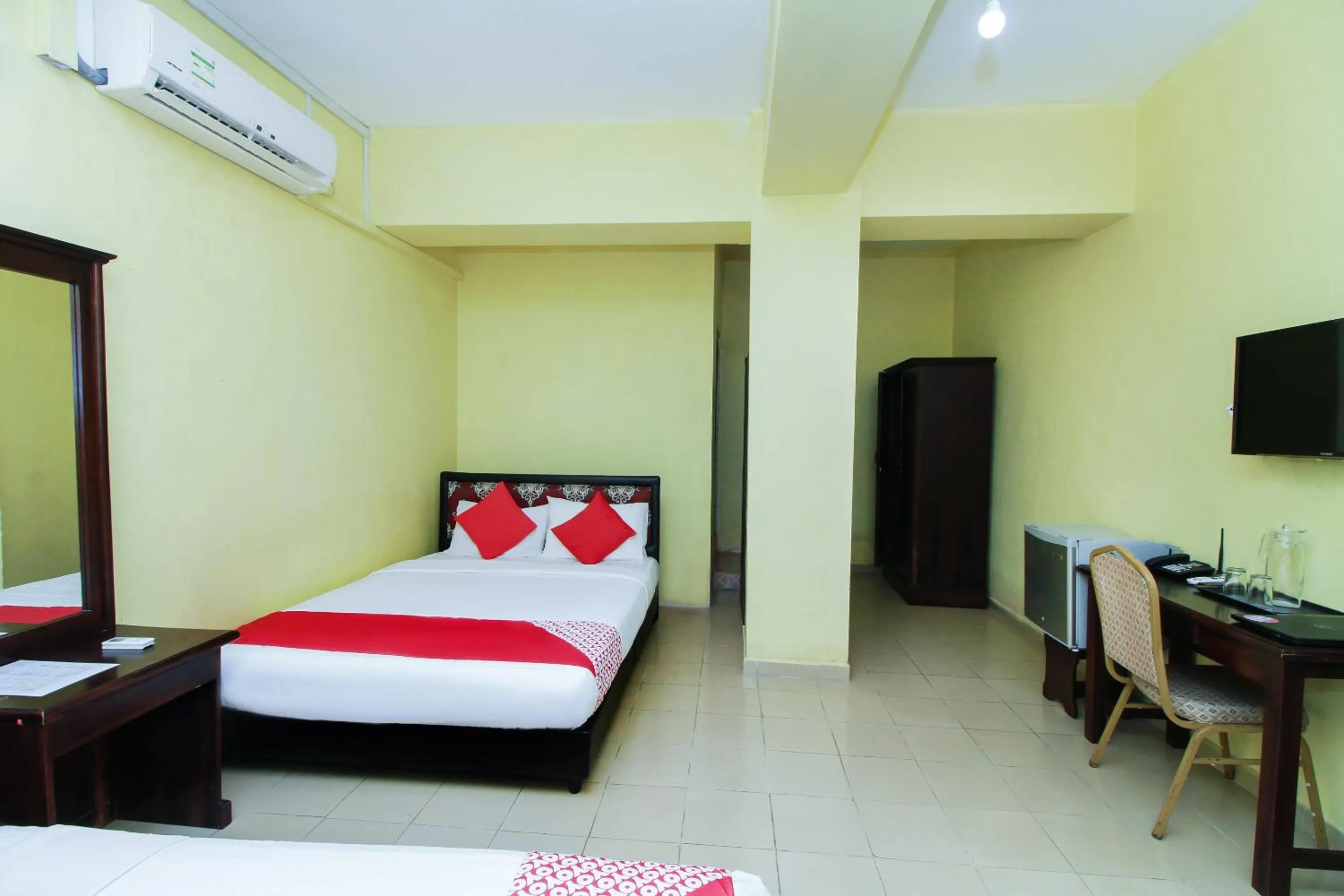 Bedroom, Bed in Green Palace Colombo