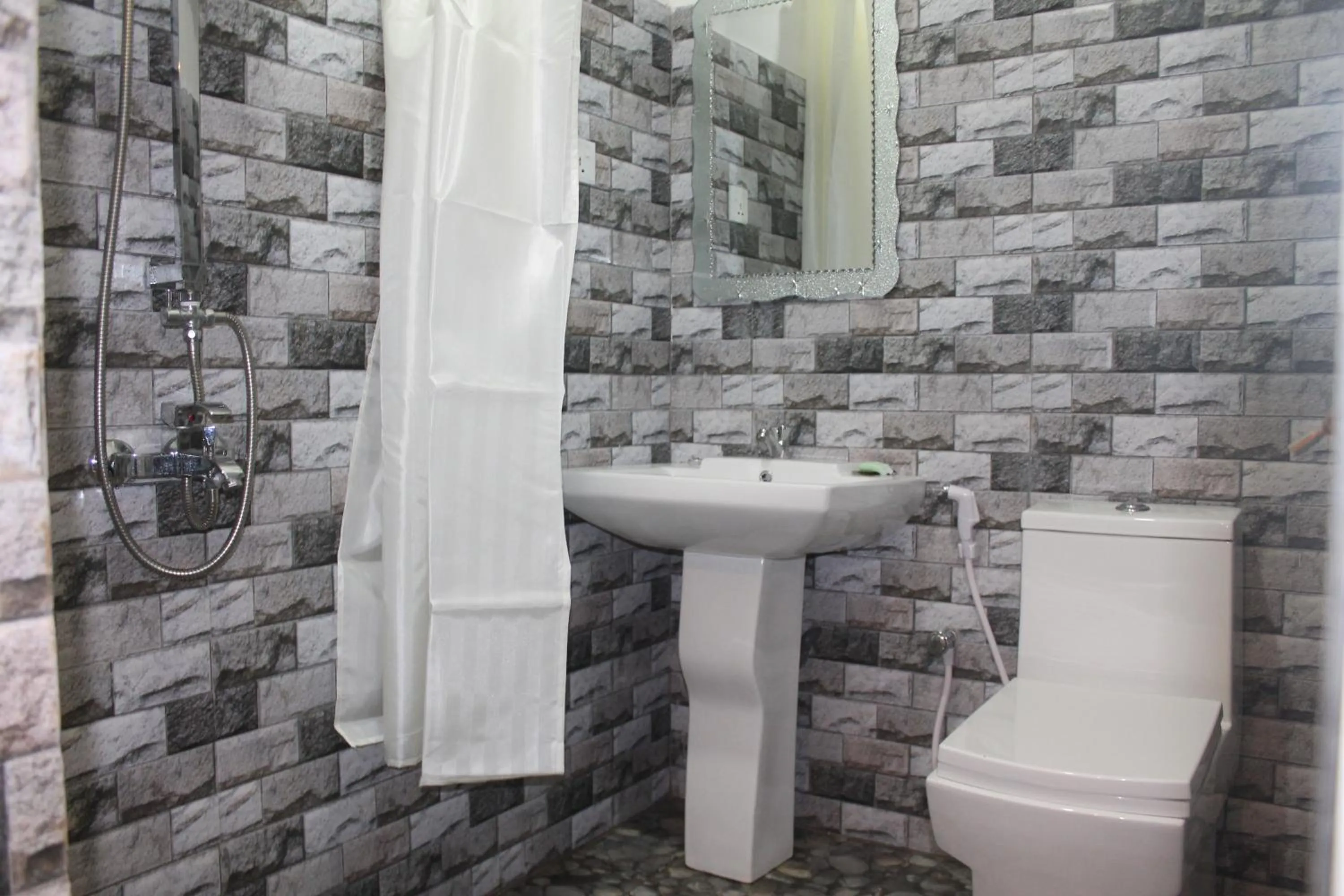 Shower in Green Palace Colombo