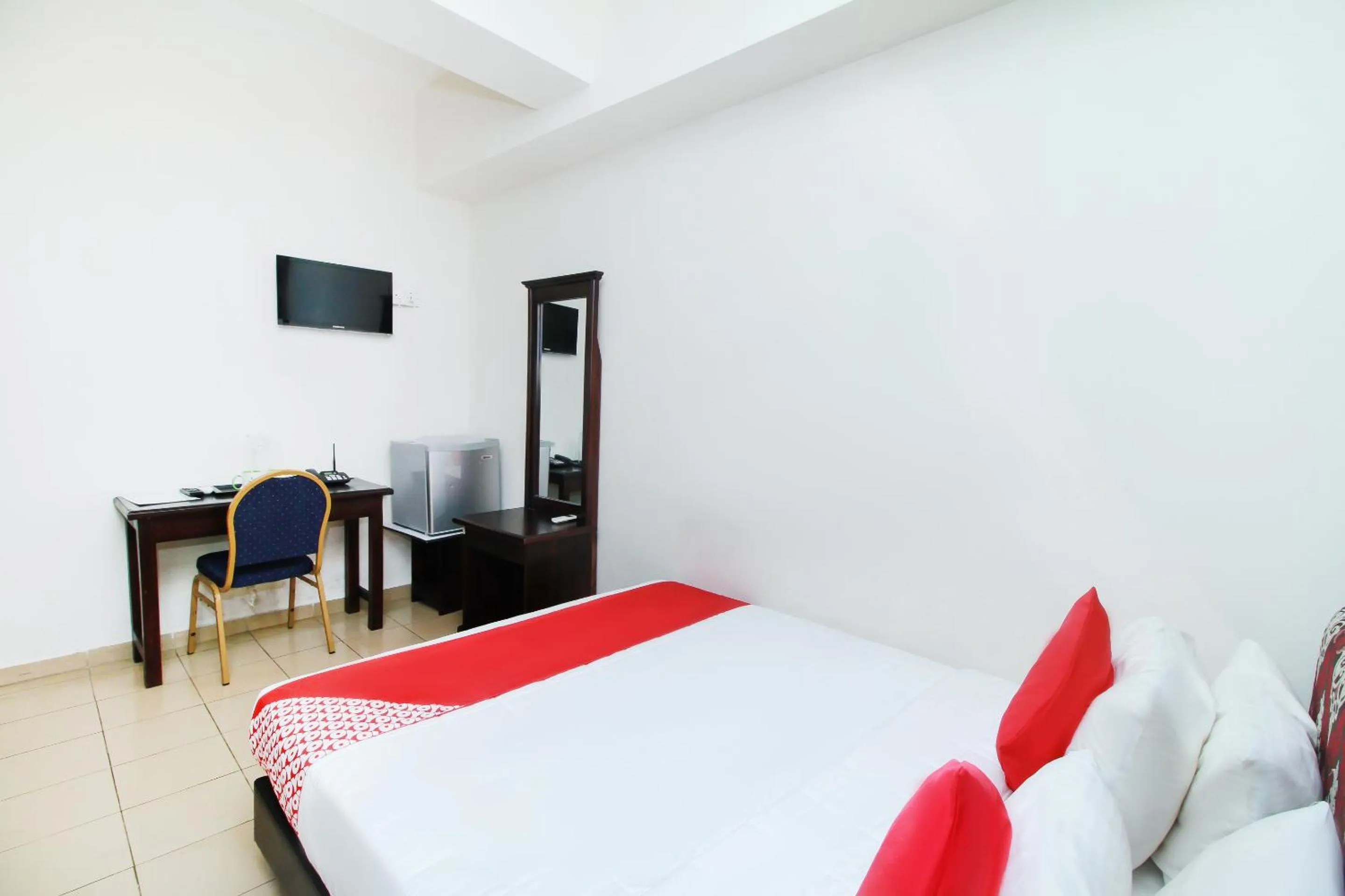 Bedroom, Bed in Green Palace Colombo