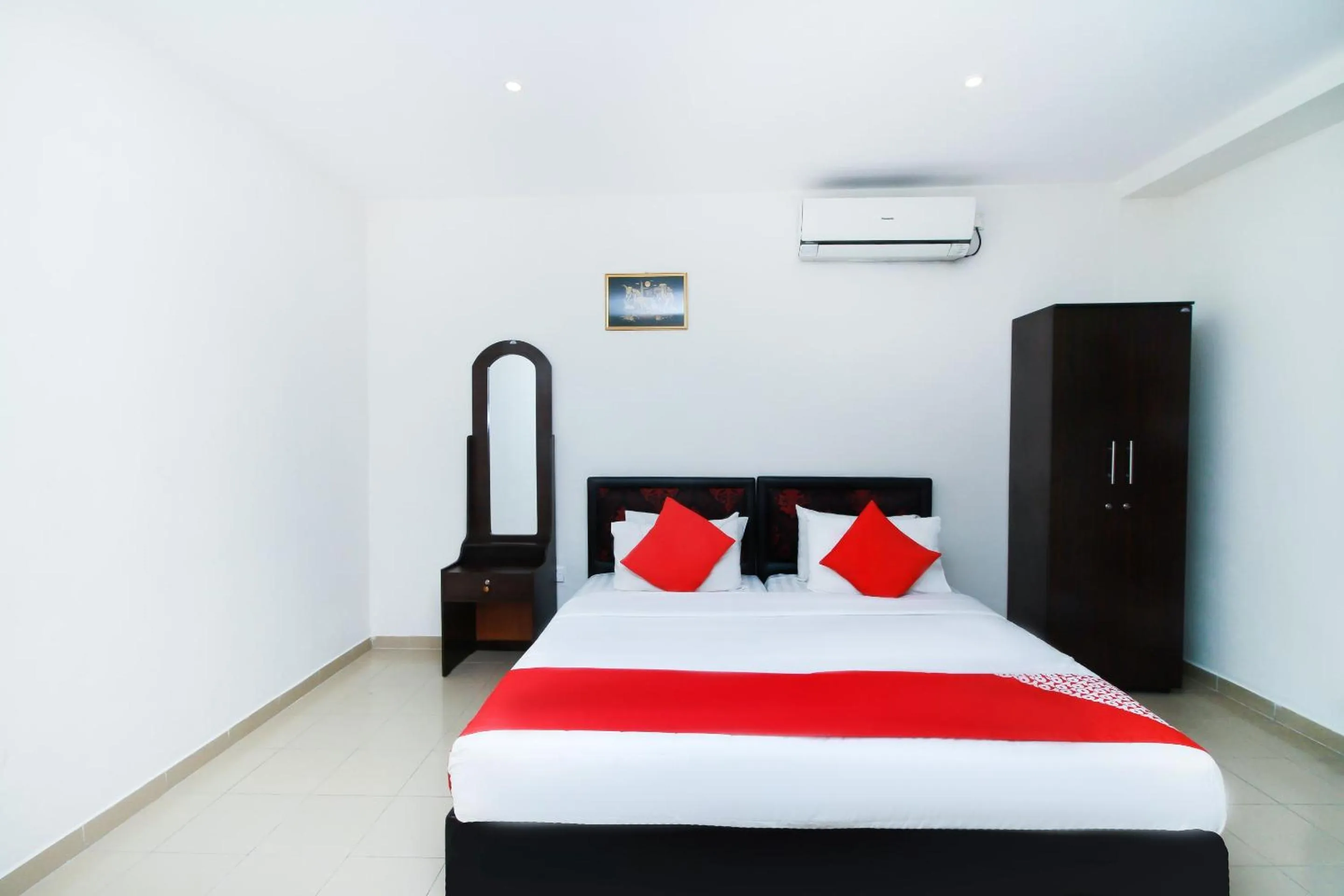 Bedroom, Bed in Green Palace Colombo