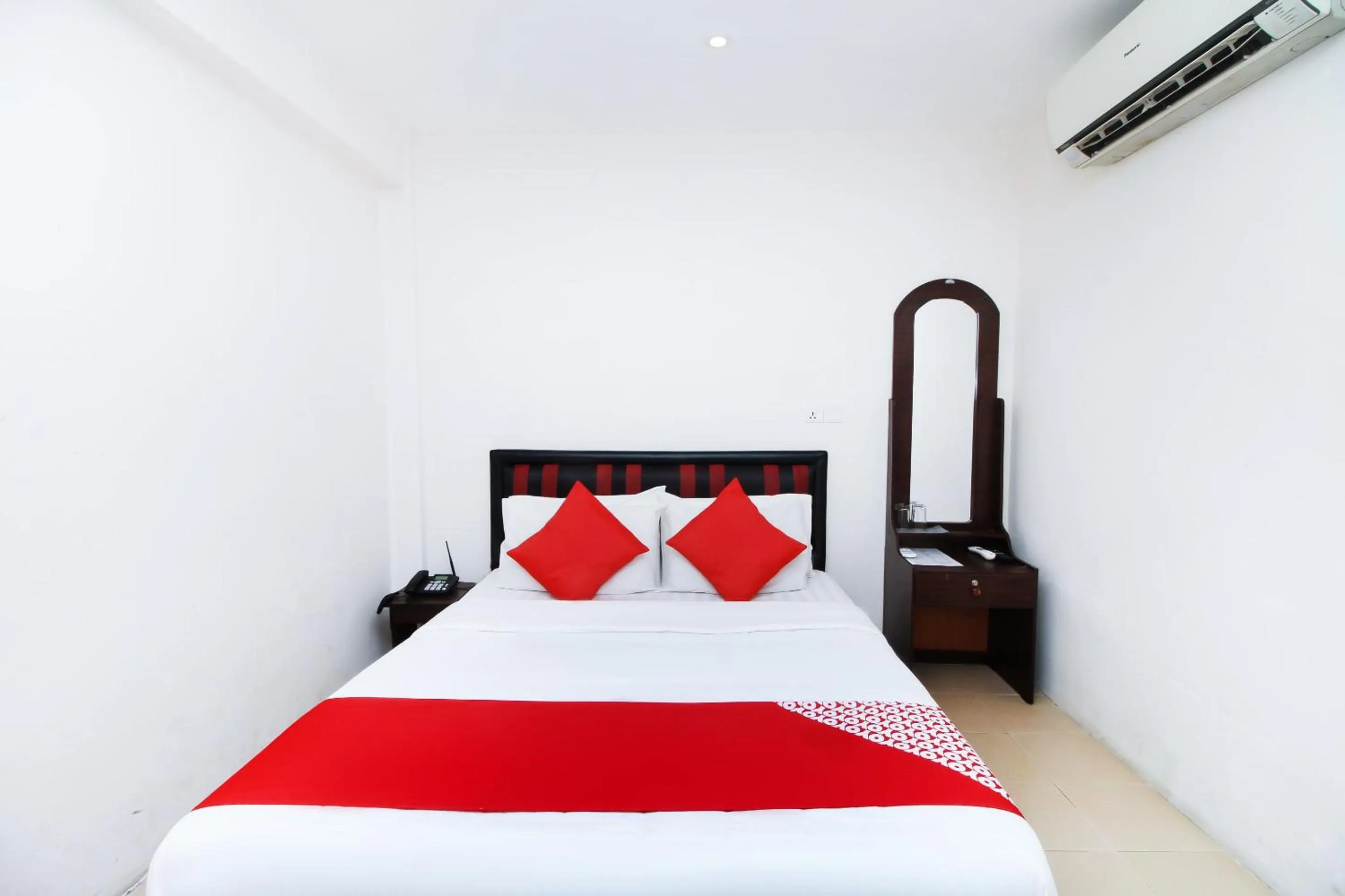 Bedroom, Bed in Green Palace Colombo