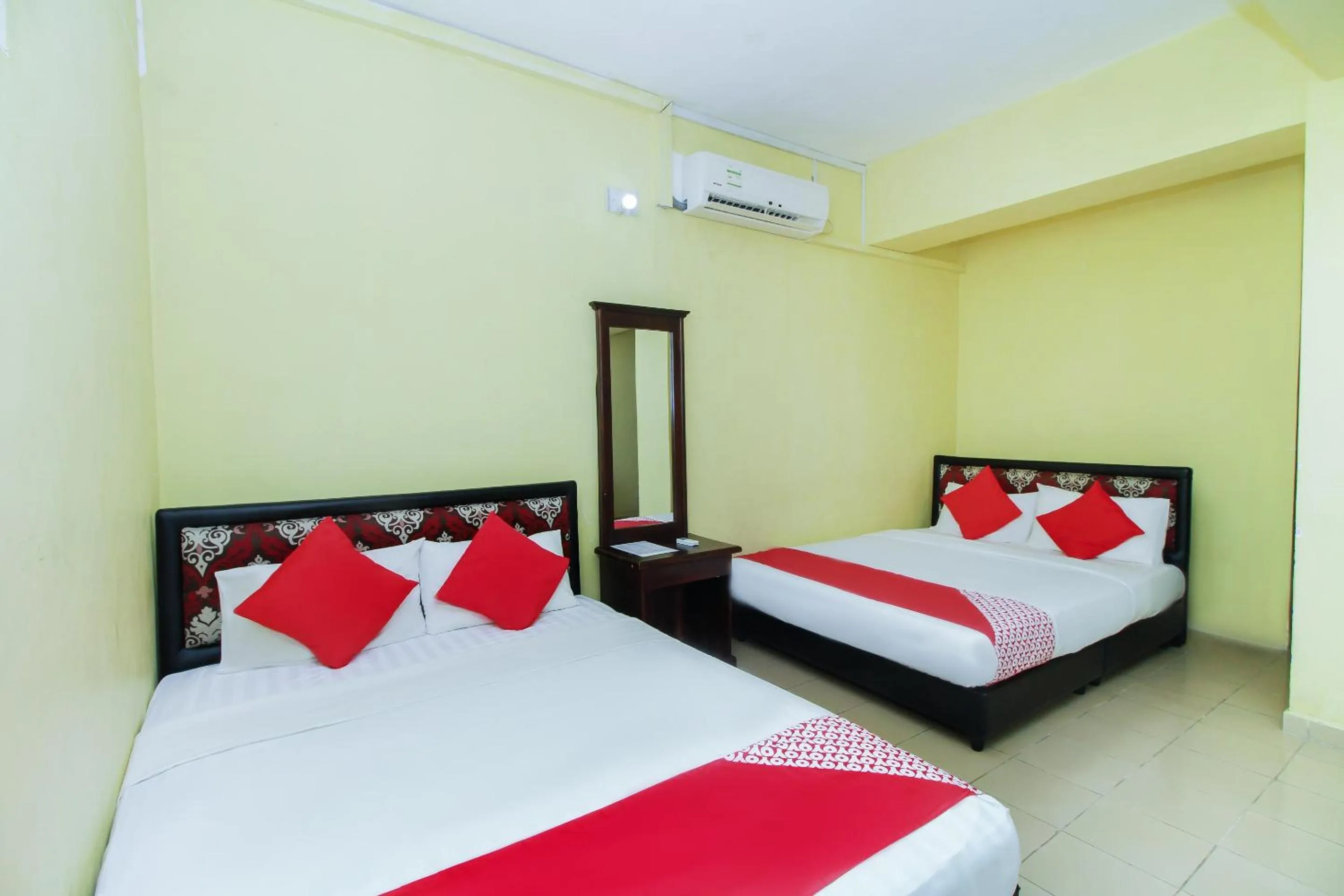 Bedroom, Bed in Green Palace Colombo