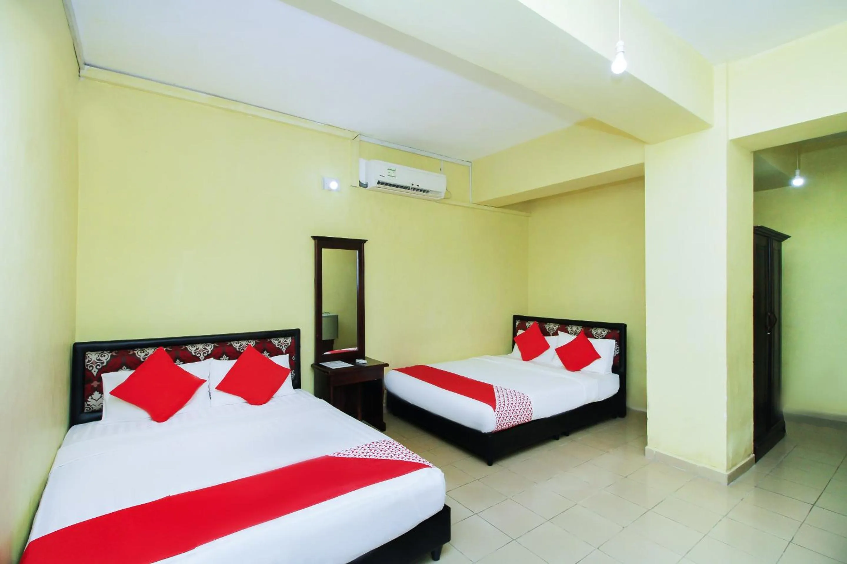 Bedroom, Bed in Green Palace Colombo