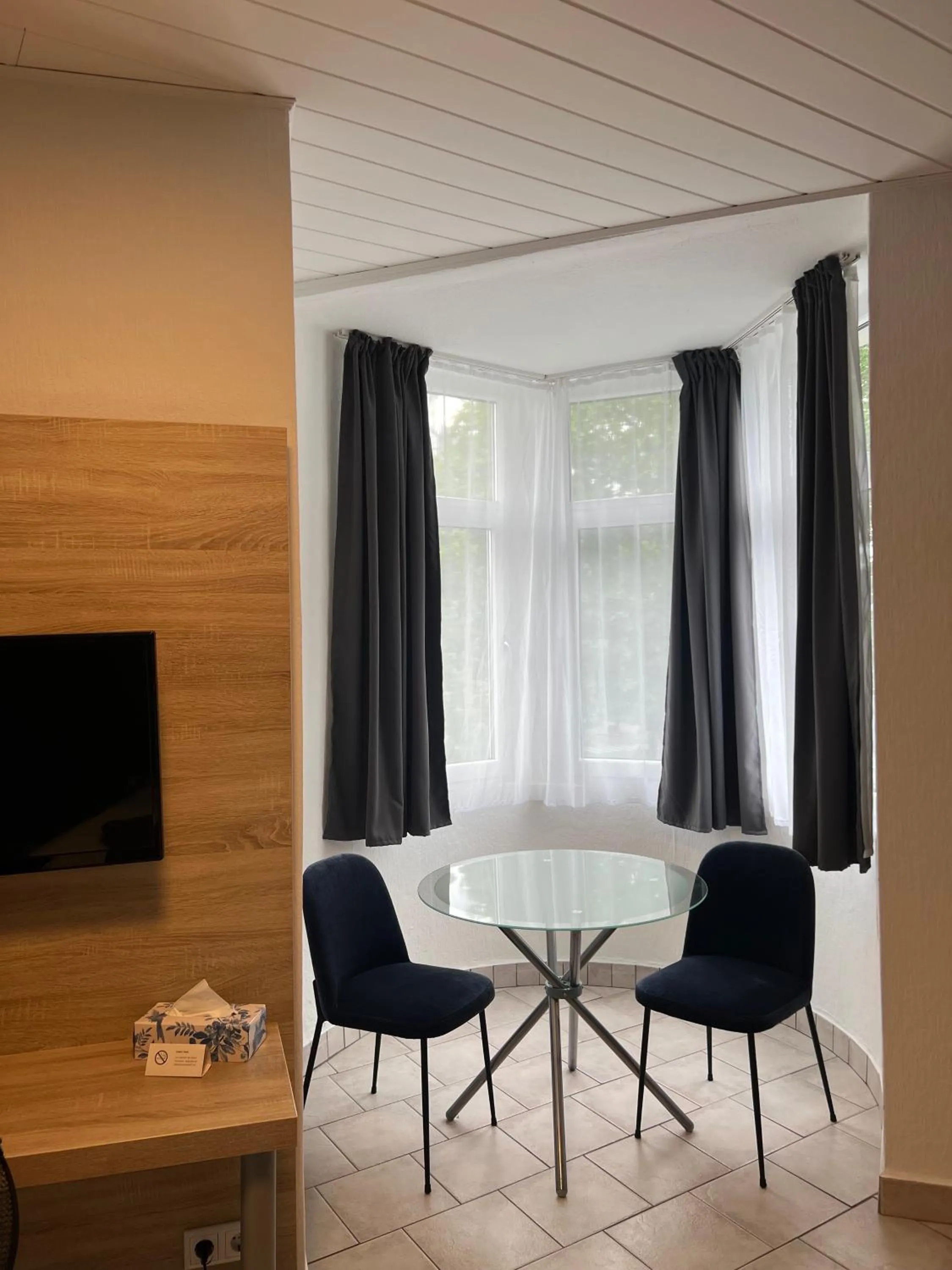 Photo of the whole room in Hotel Monopol