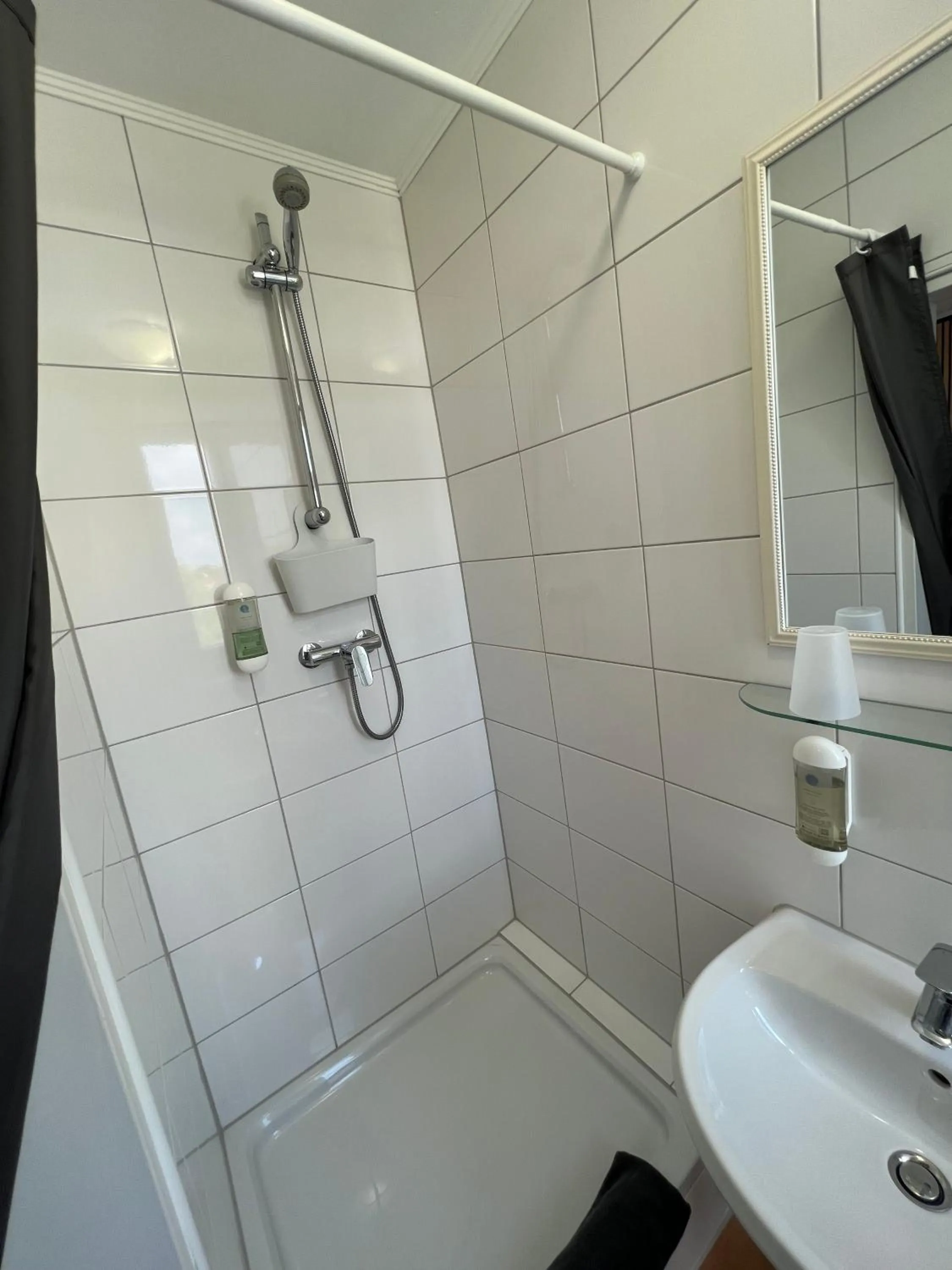 Shower in Hotel Monopol