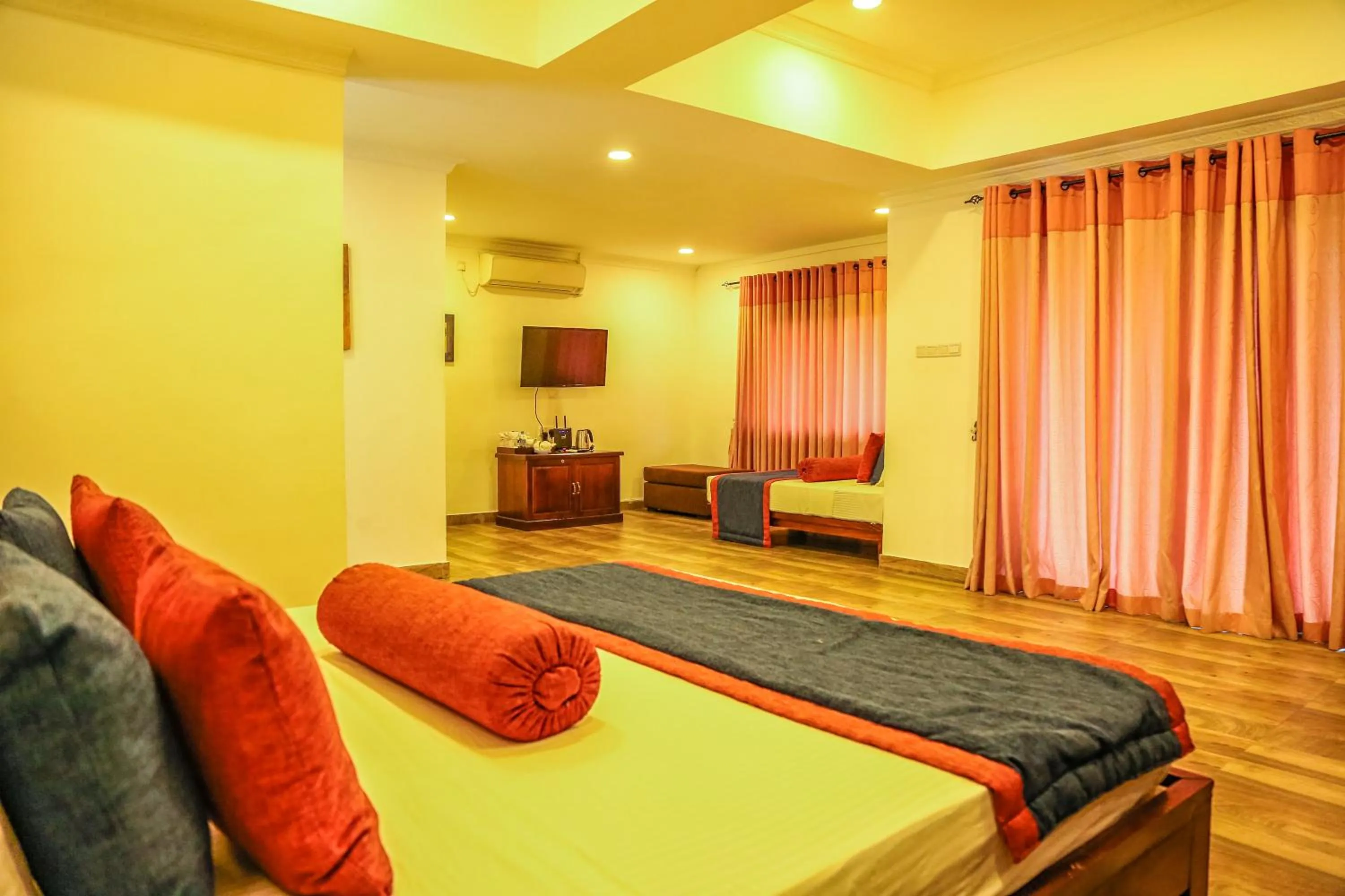 Photo of the whole room, Bed in Oak Ray Ella Gap Hotel