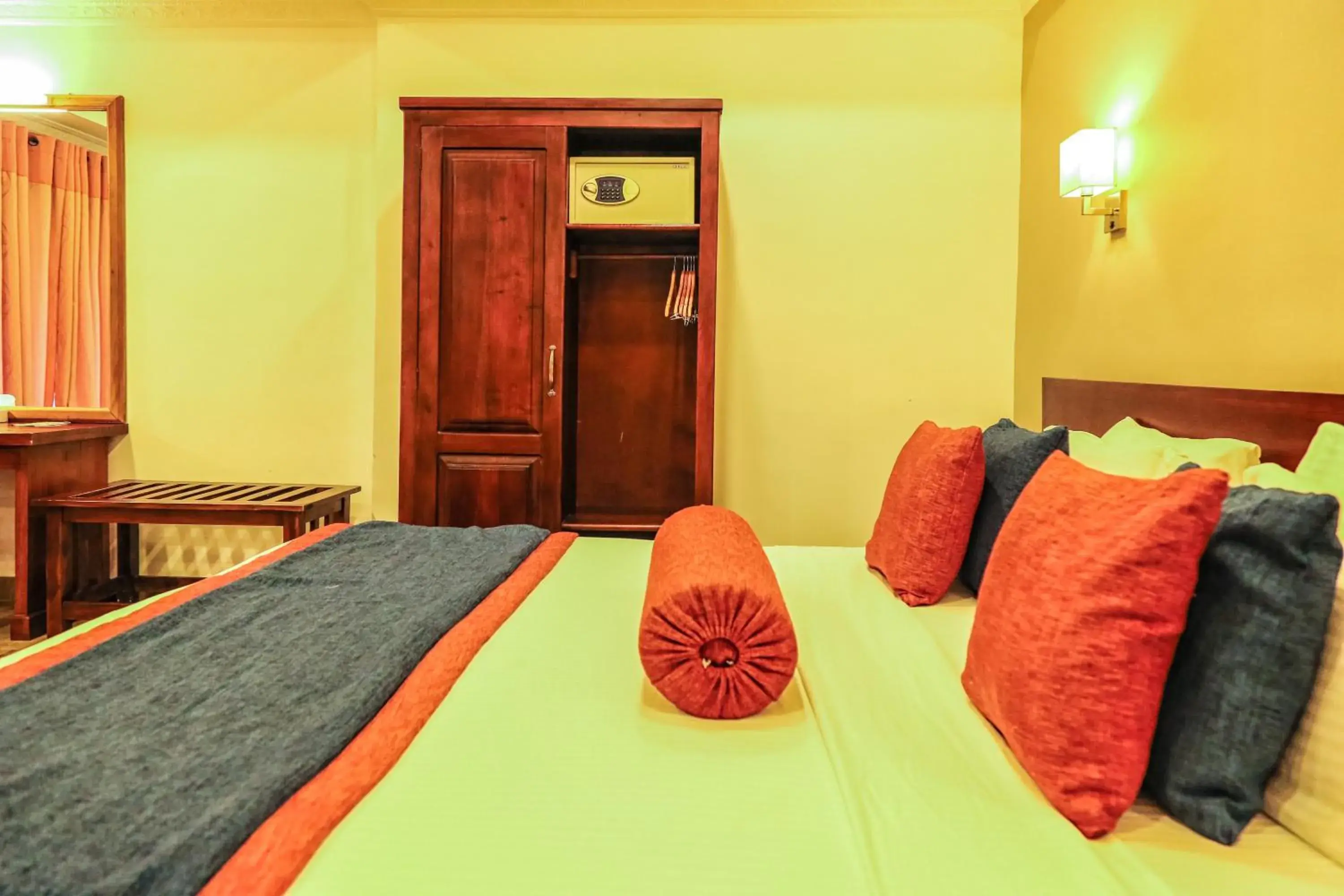 Bedroom, Bed in Oak Ray Ella Gap Hotel Bedroom, Bed in Oak Ray Ella Gap Hotel