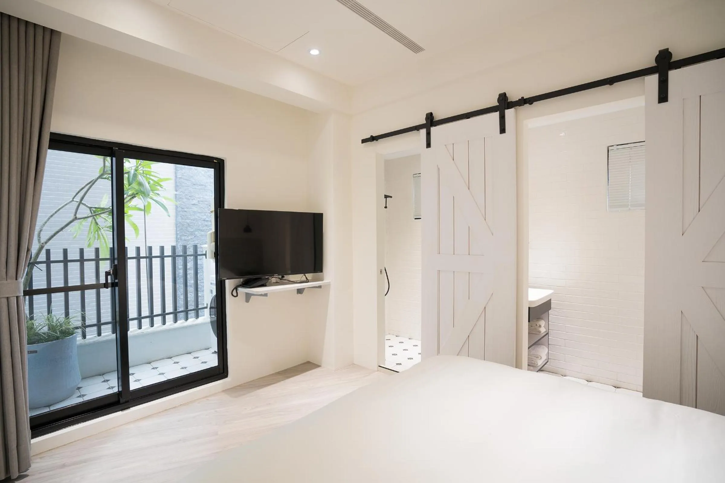 Toilet, Bed in The Way Inn