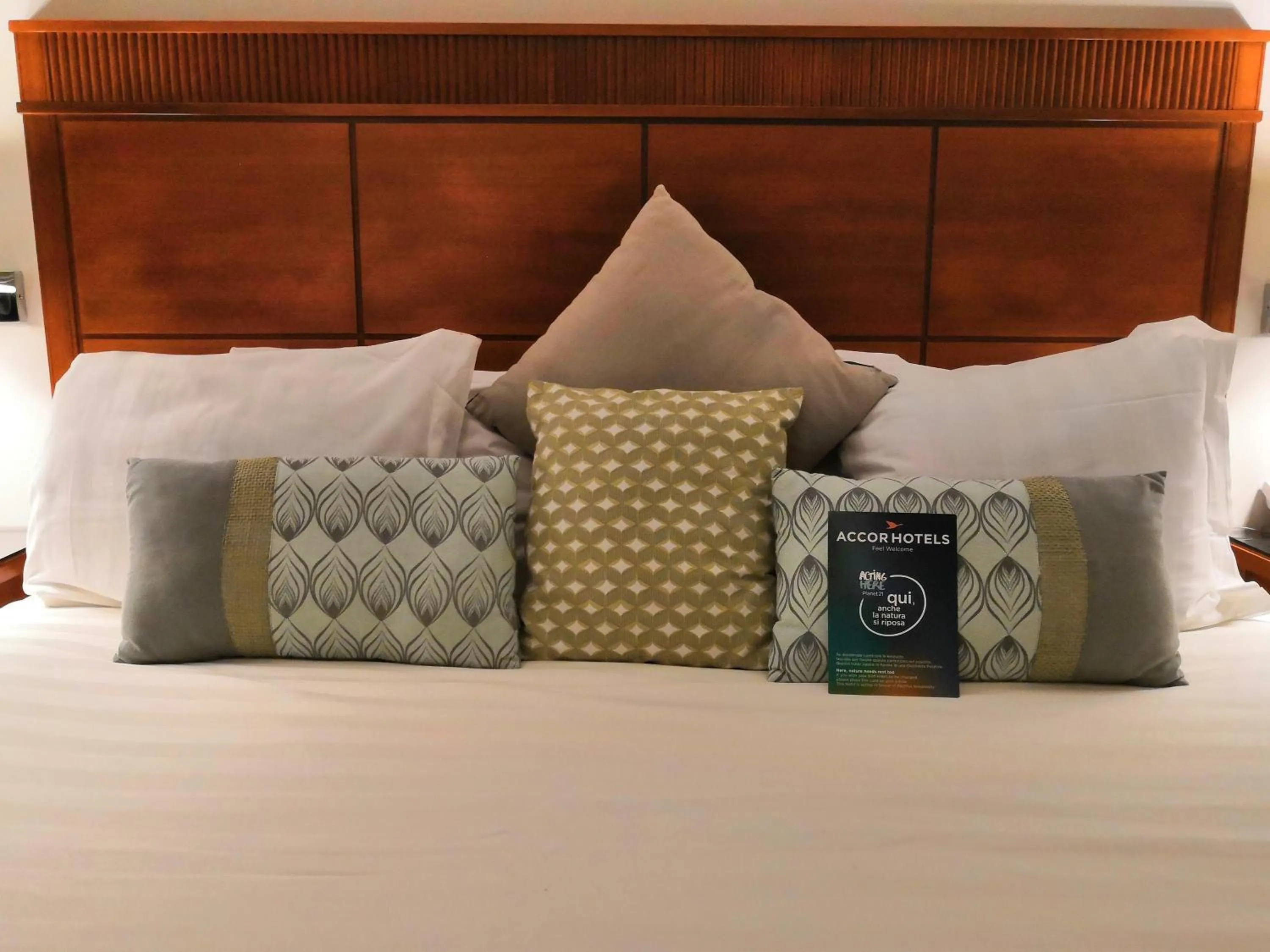 Bedroom, Bed in Mercure Leonardo da Vinci Rome Airport