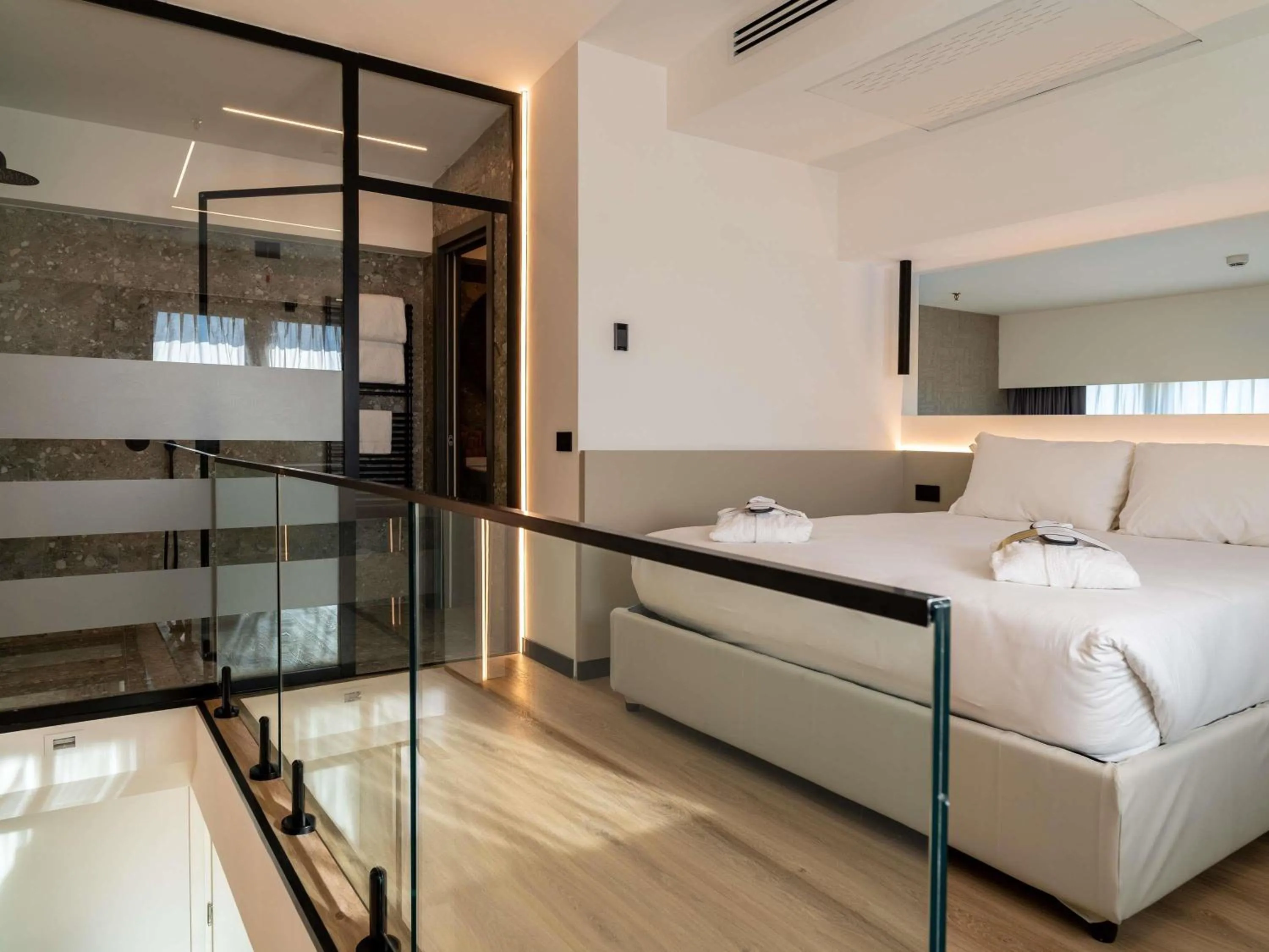 Property building, Bed in Mercure Leonardo da Vinci Rome Airport